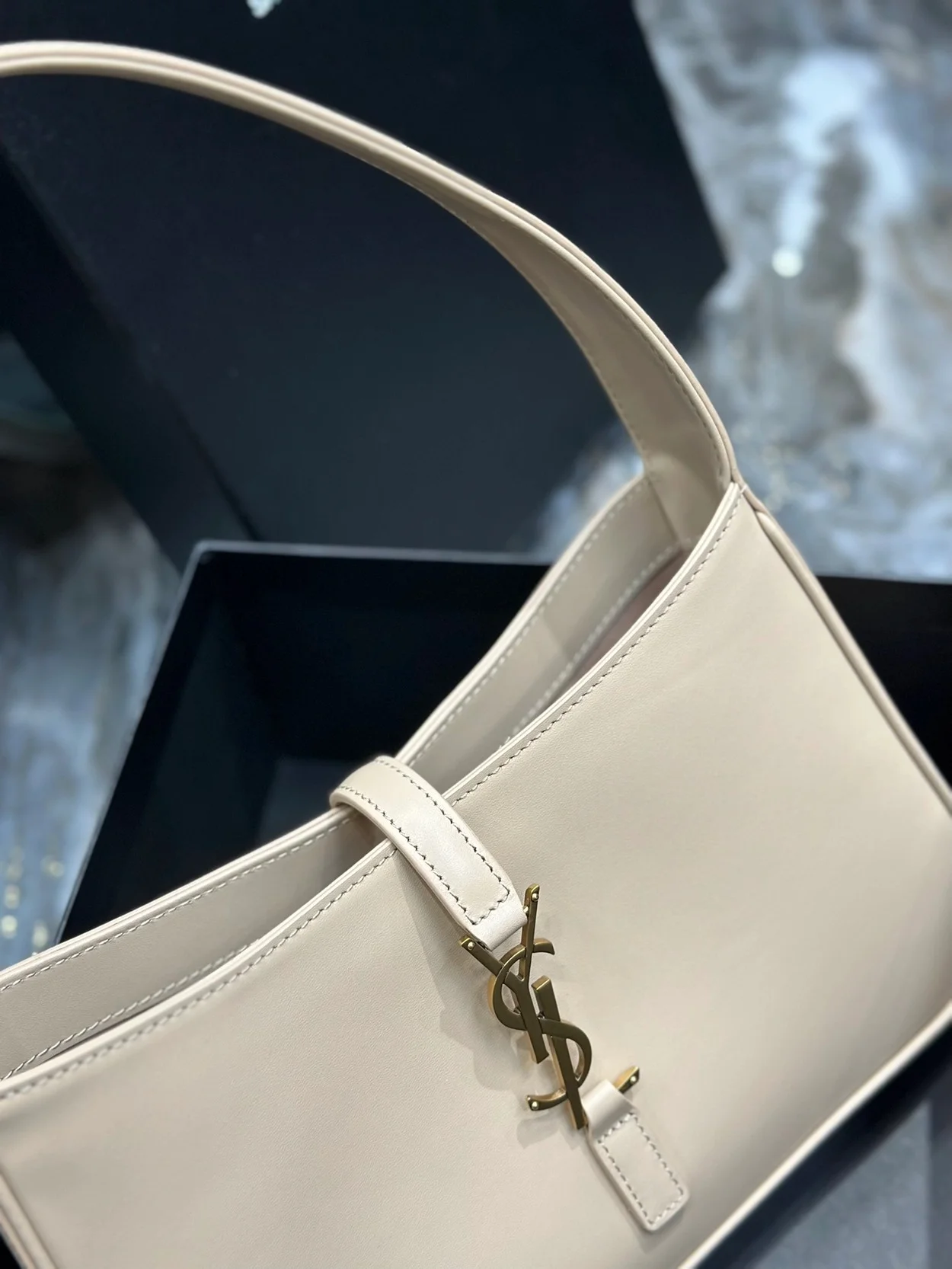 LE 5 A 7 카바스 레더 호보백 베이지 상세