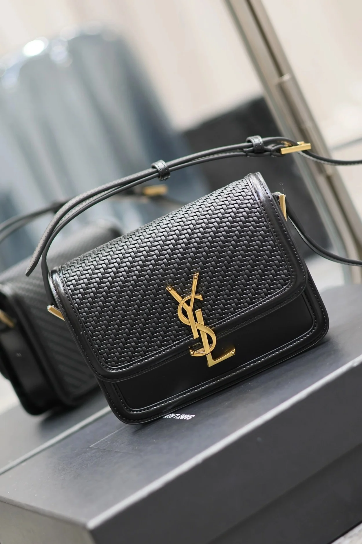 솔페리노 우븐 레더 숄더백 상세