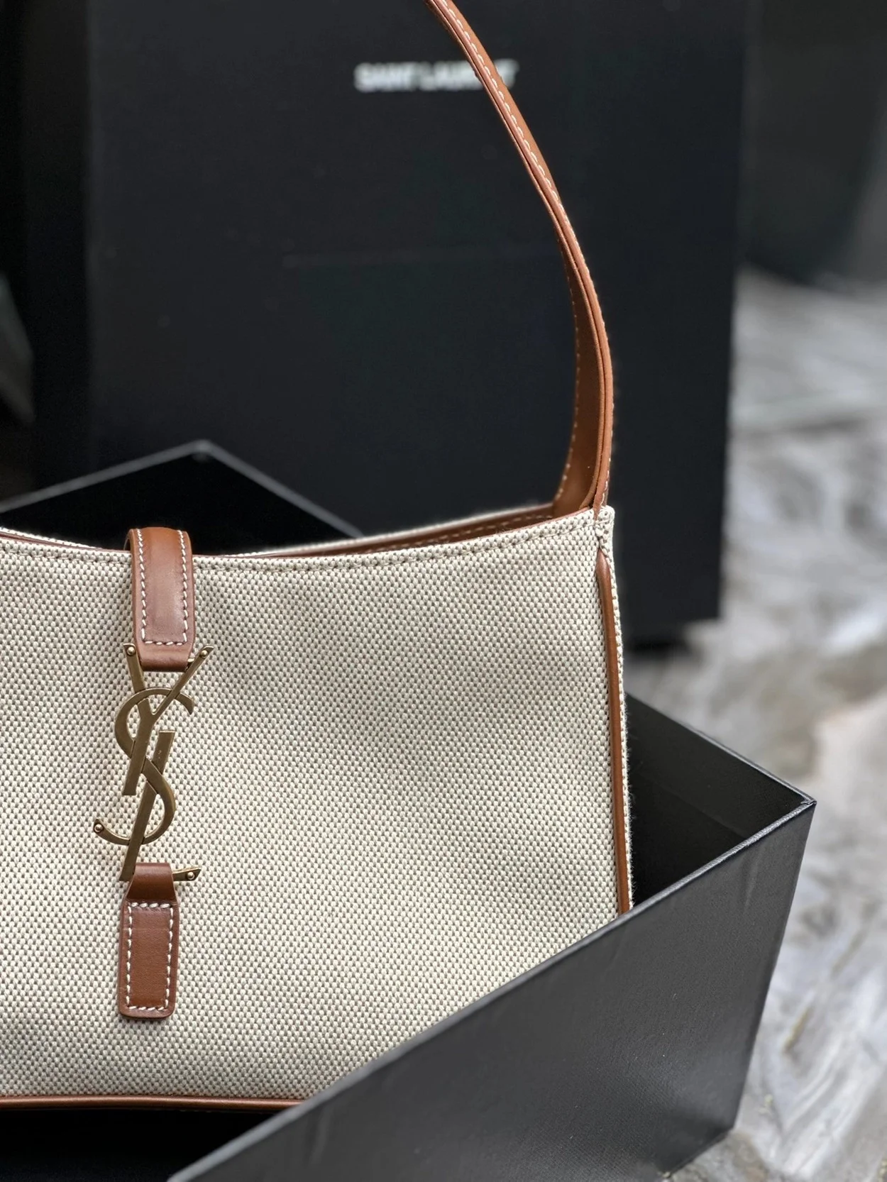 LE 5 A 7 카바스 호보백 화이트 브라운 상세