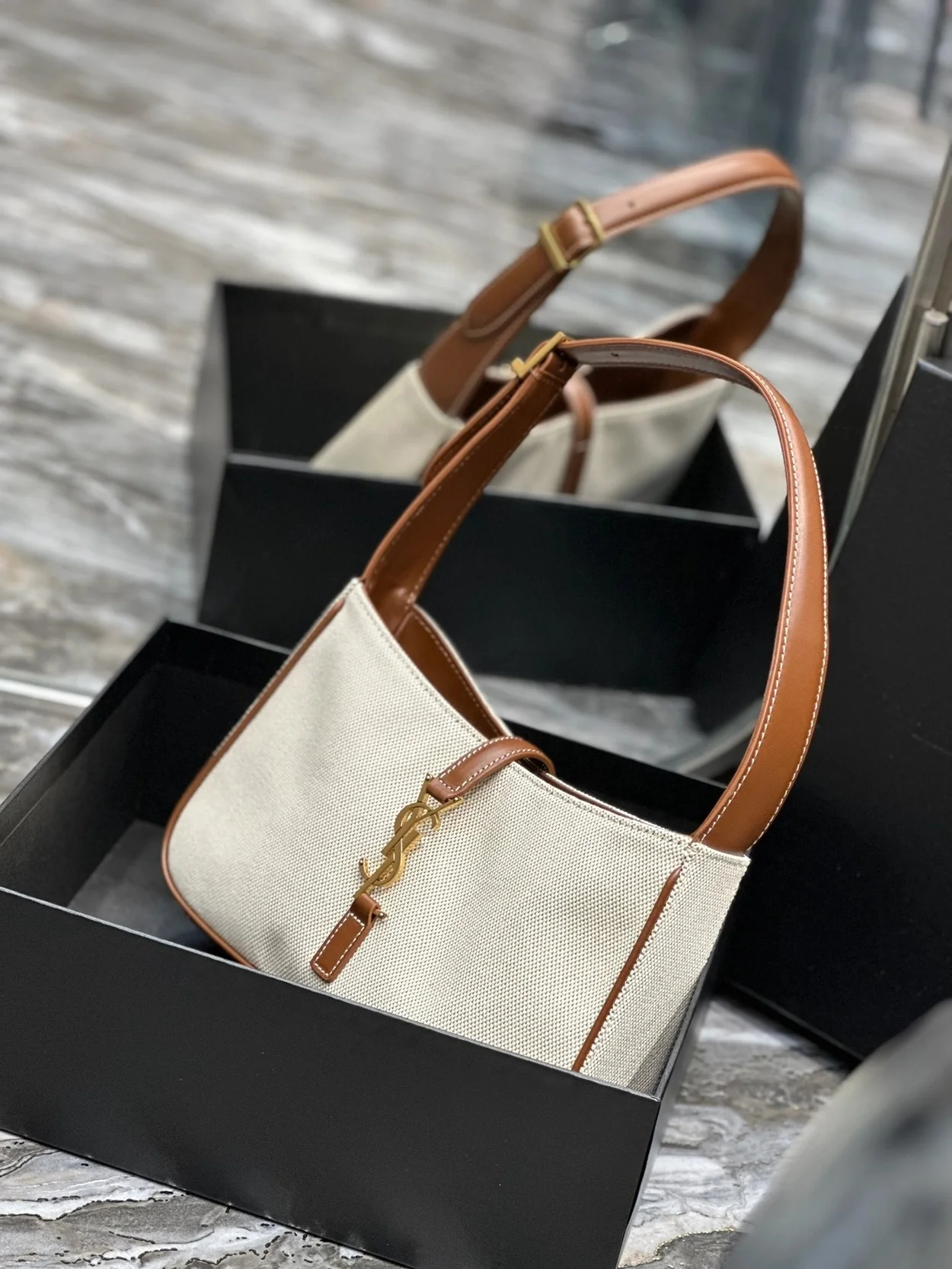 LE 5 A 7 카바스 호보백 화이트 브라운 상세