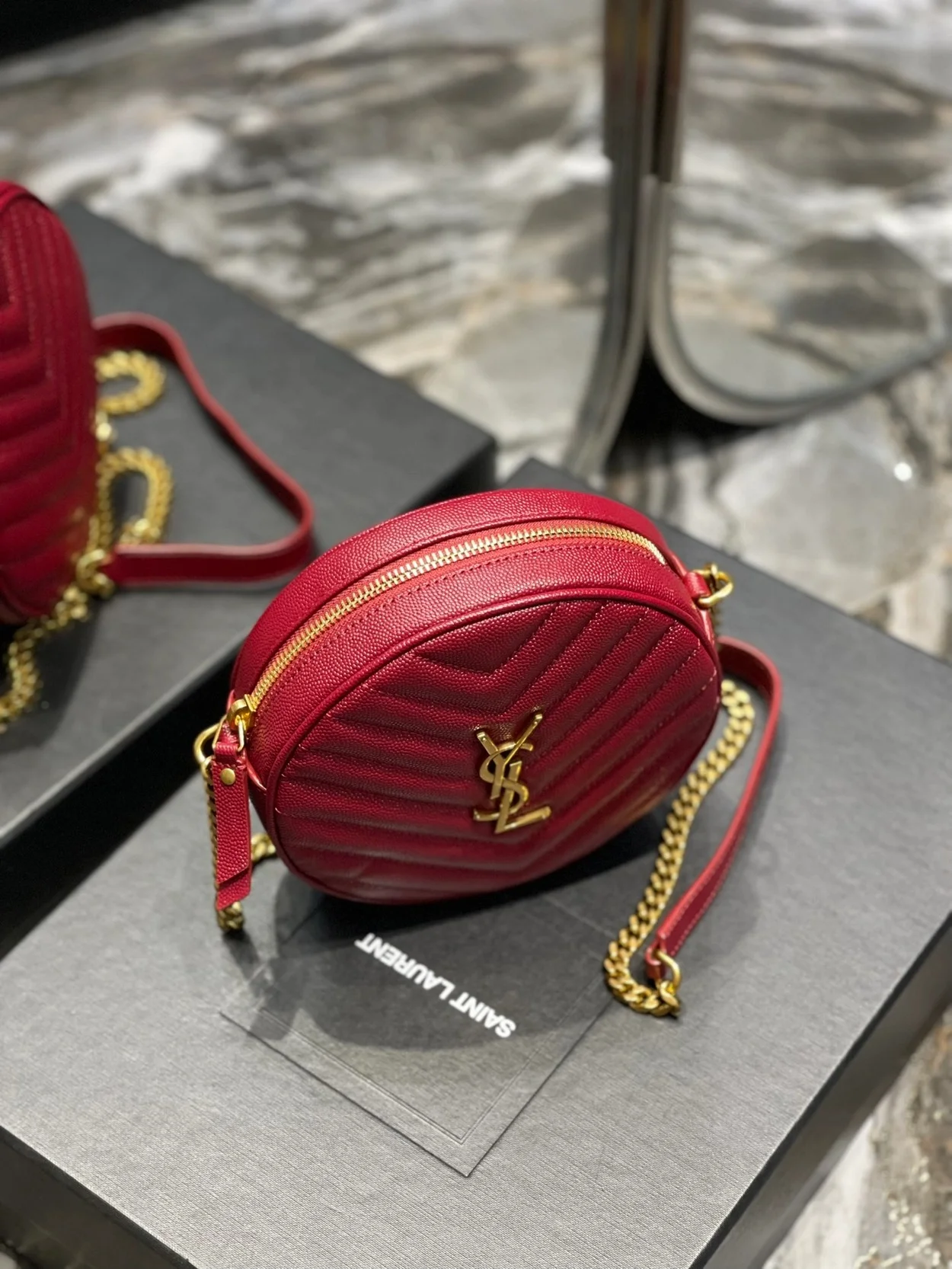 쉐브론 라운드 카메라 백 레드 상세