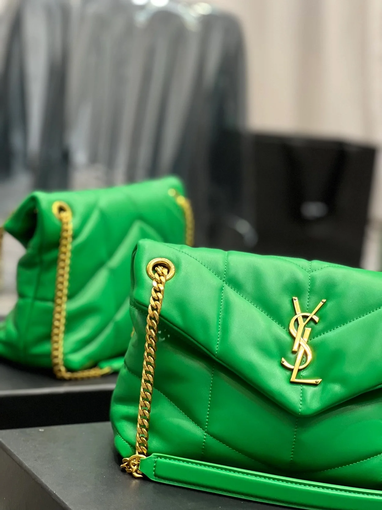 모노그램 PUFFER 레더 숄더백 그린 골드 상세