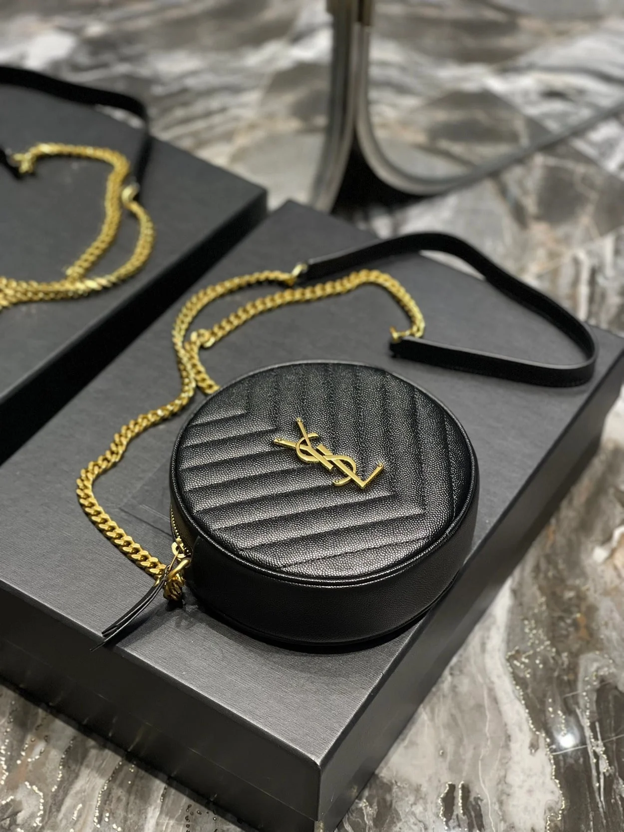 쉐브론 라운드 카메라 백 블랙 상세