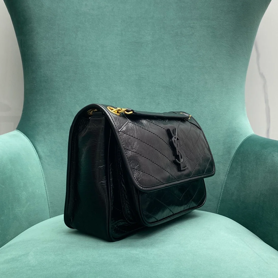 니키 숄더백 미디움 28*14*20cm 상세