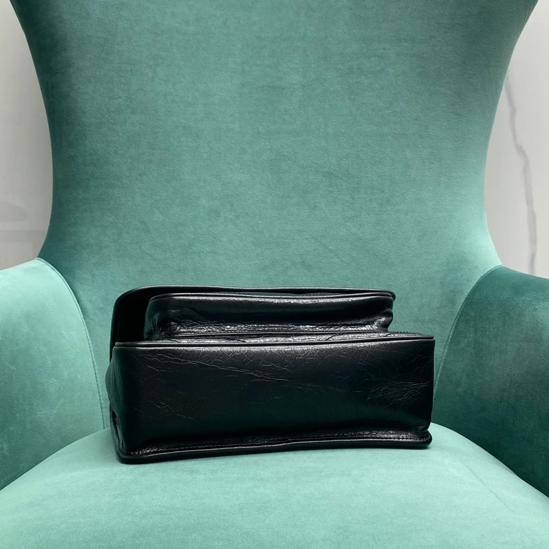 니키 숄더백 미디움 28*14*20cm 상세