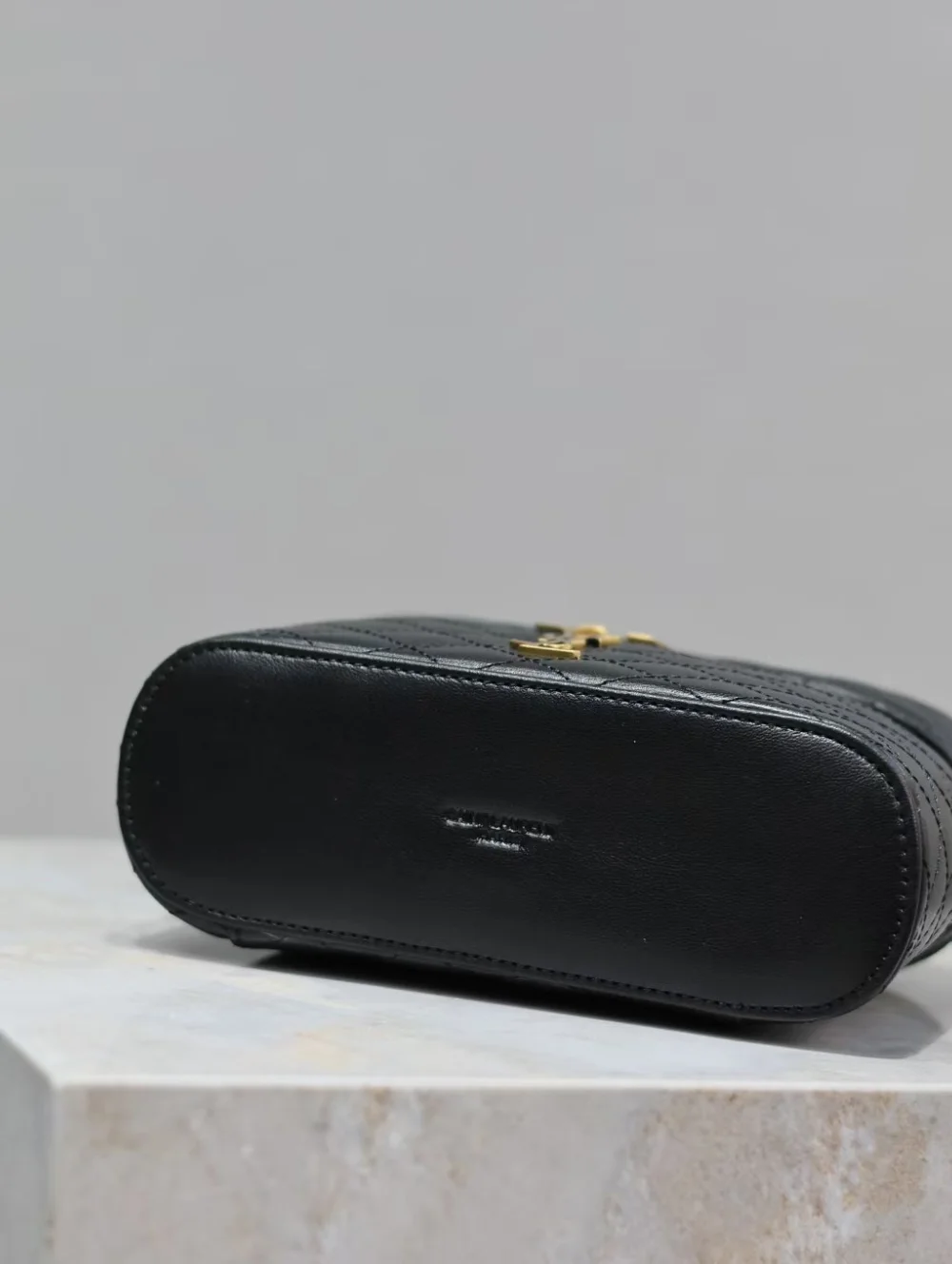 배니티 램스킨 크로스백 상세