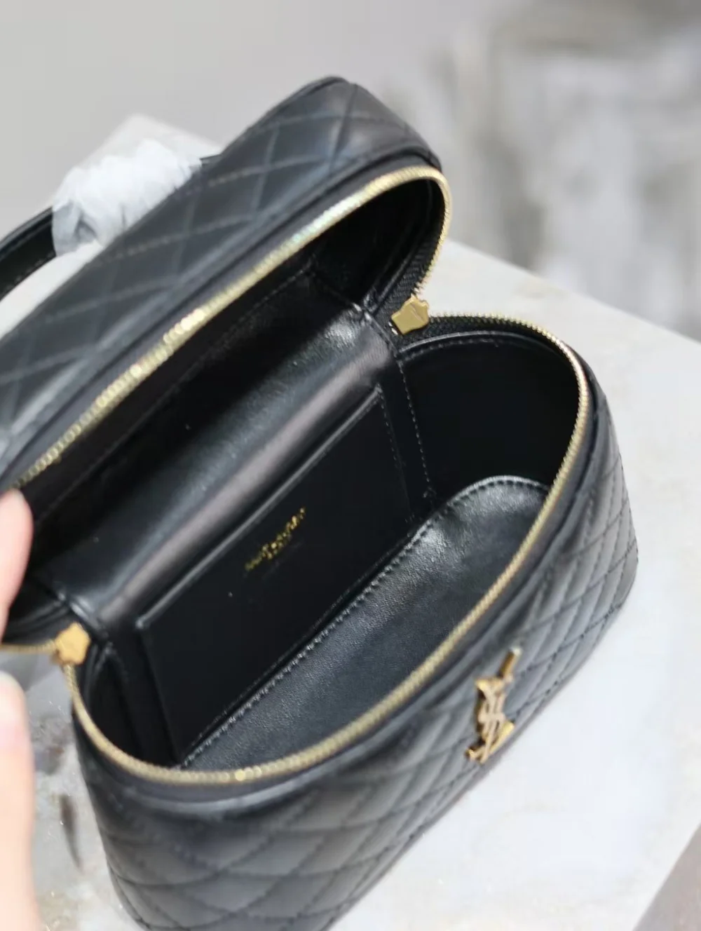 배니티 램스킨 크로스백 상세