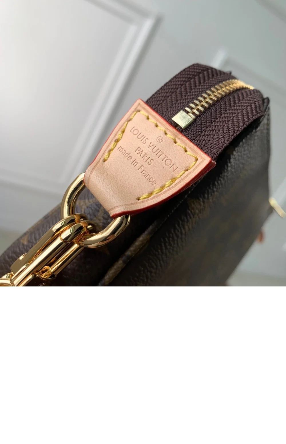 포쉐트 악세수아 M82766 (23.5 * 13.5 * 4cm) 상세