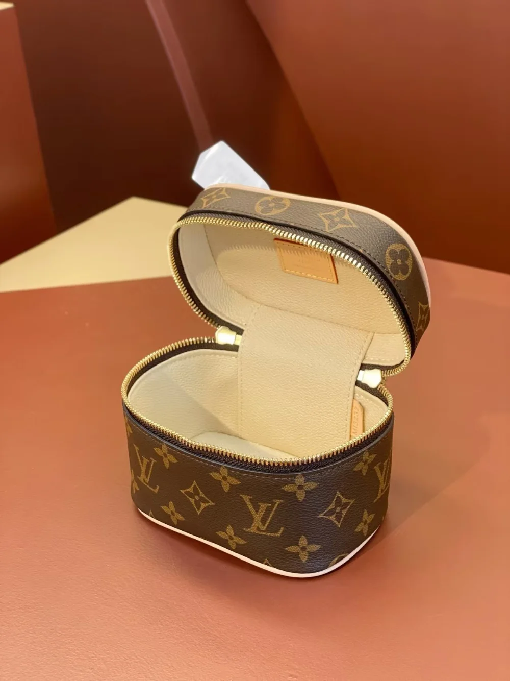 베니티 니스 나노 14 x 10.2 x 8.5 cm 상세