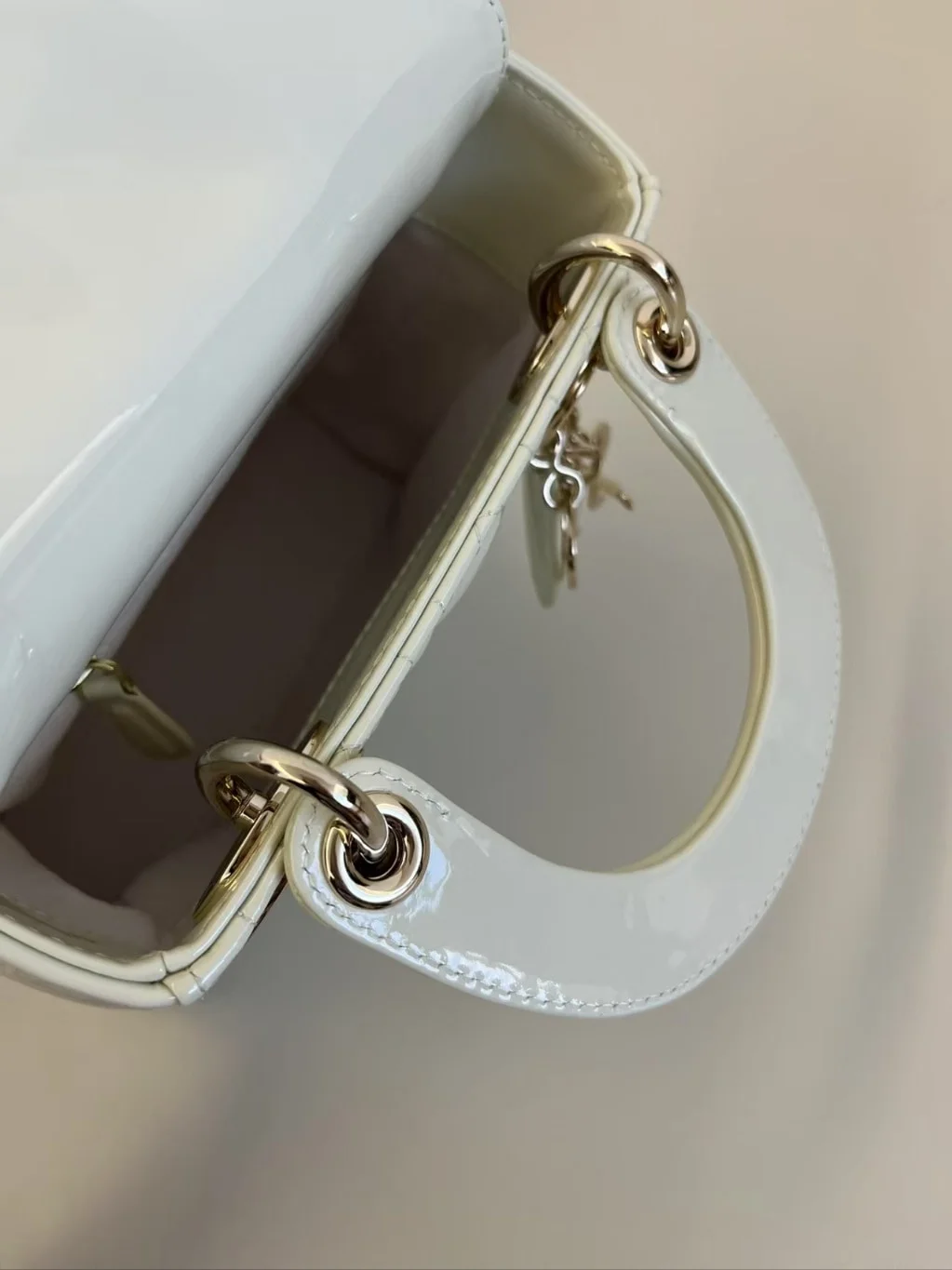 레이디백 유광 미니 화이트 상세