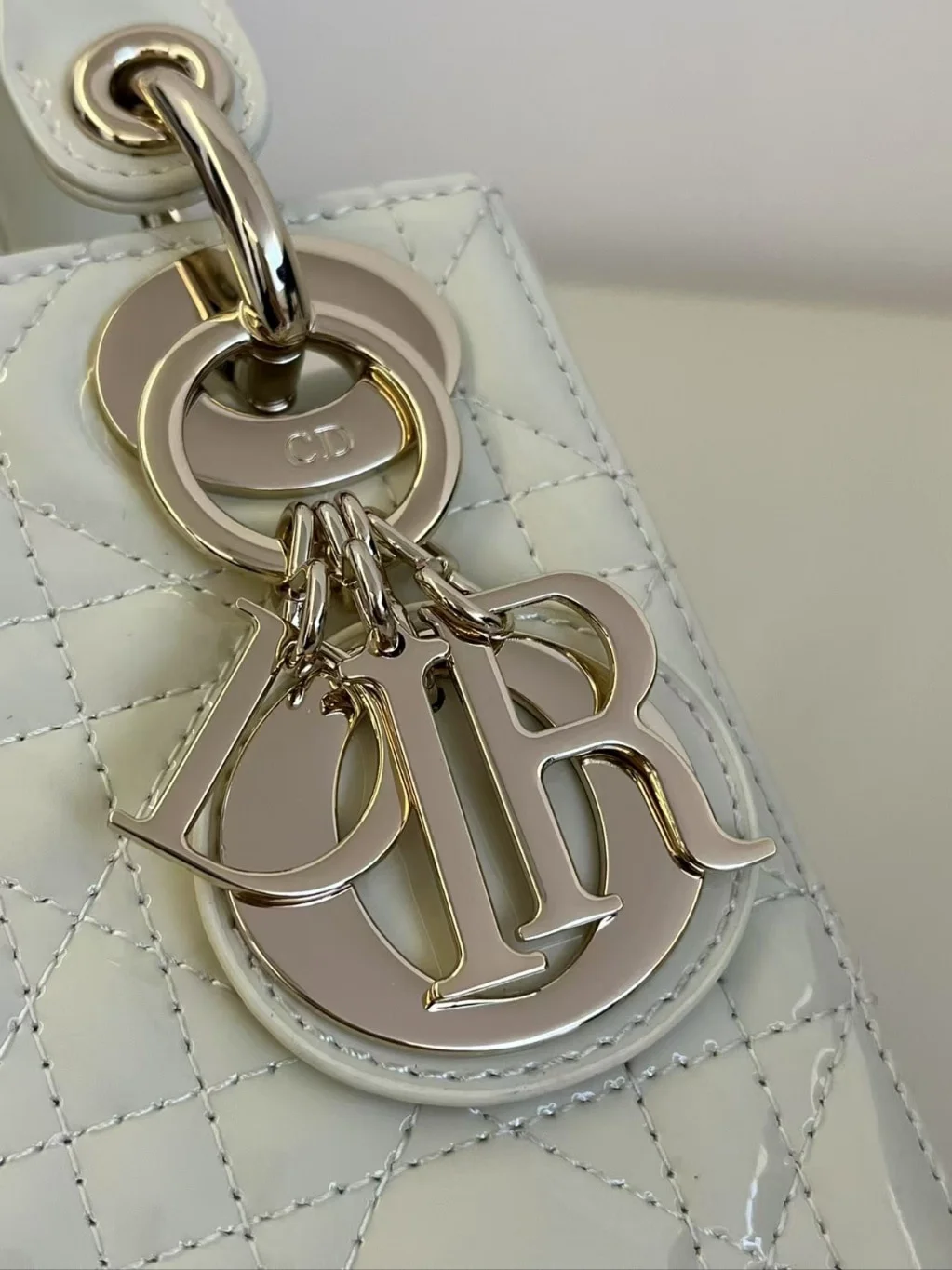 레이디백 유광 미니 화이트 상세