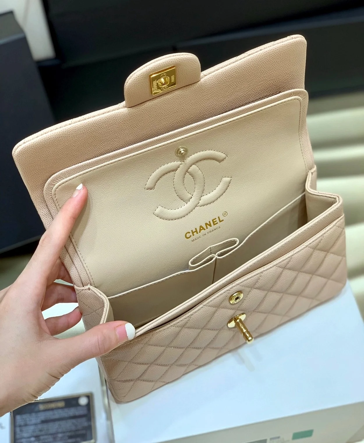 클래식 스몰 카프스킨 베이지 골드 상세