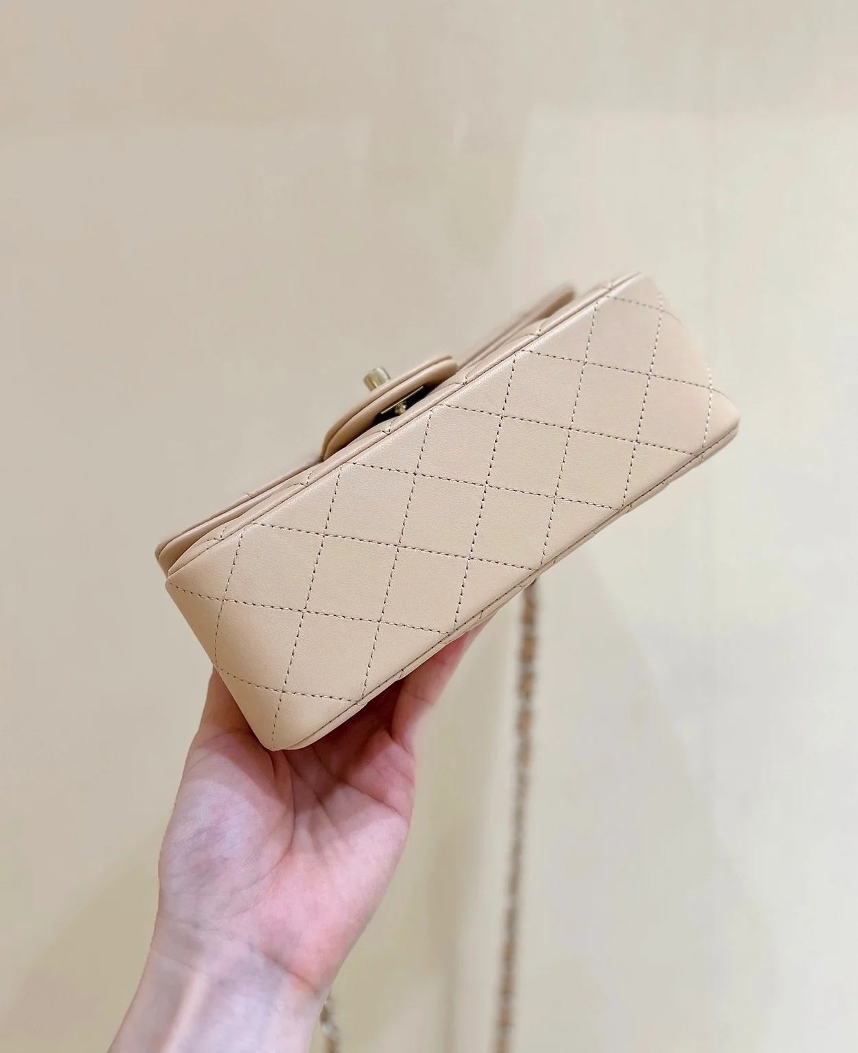 미니 플랩백 베이지 & 골드메탈 상세