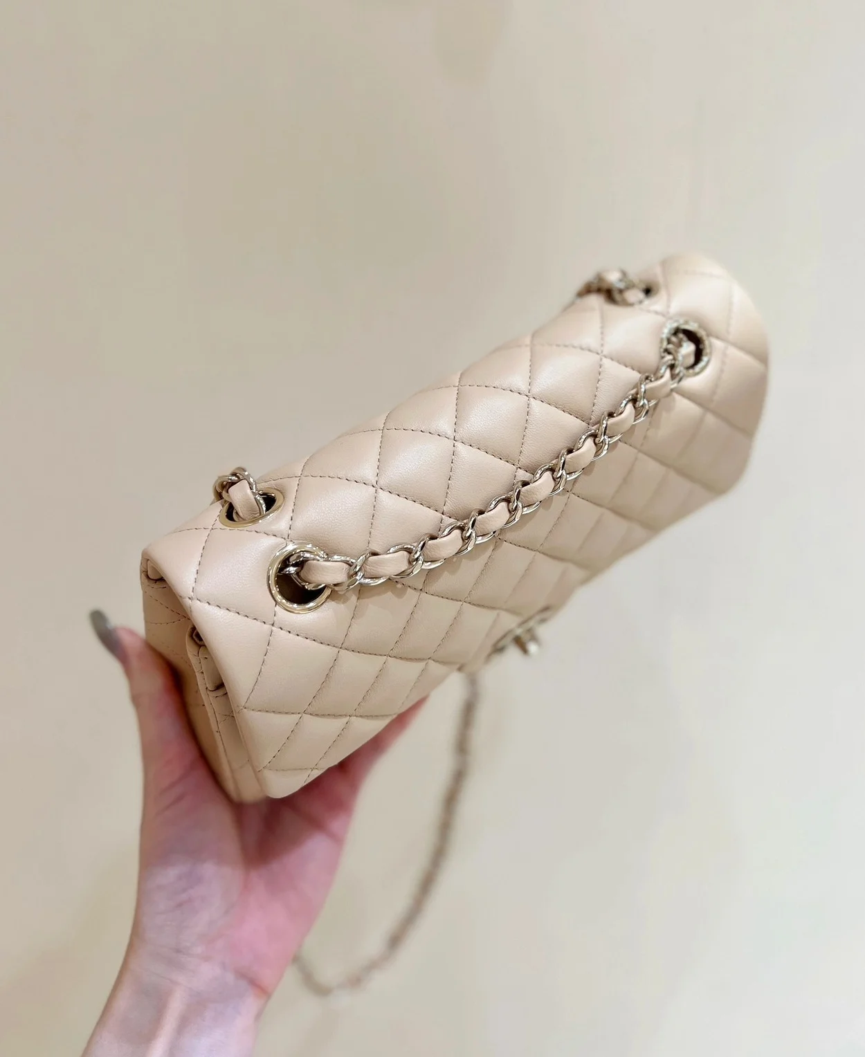 클래식 스몰 플랩백 베이지 & 골드메탈 상세