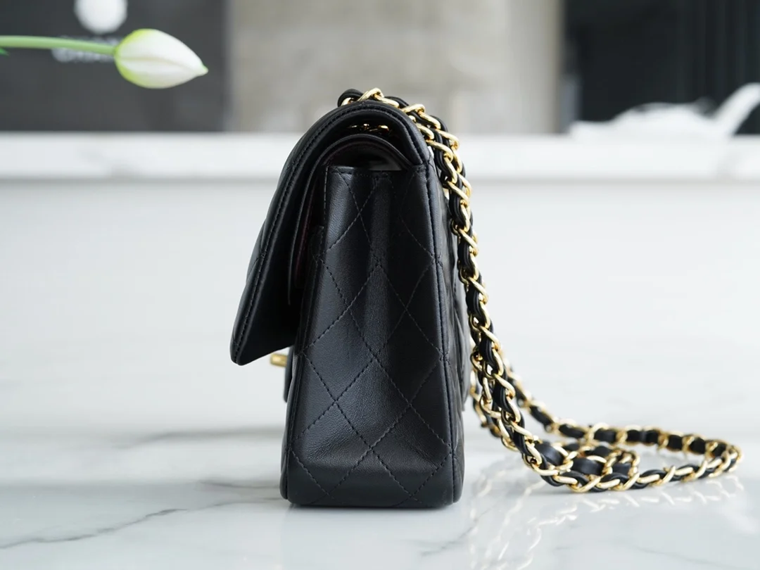 클래식 미디움 램스킨 블랙 골드  25.5cm x 15.5cm x 6.5cm 상세