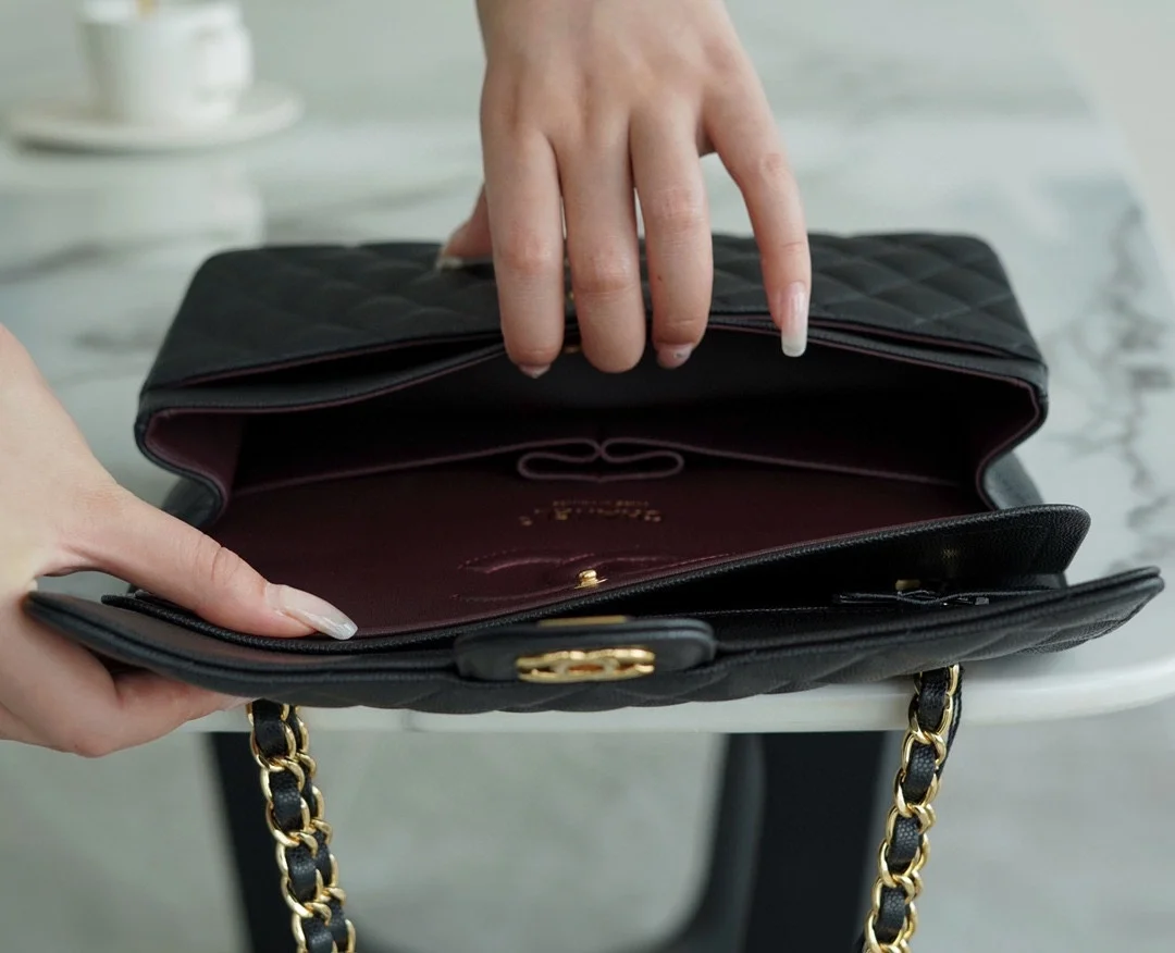 클래식 미디움 카프스킨 블랙 골드 상세