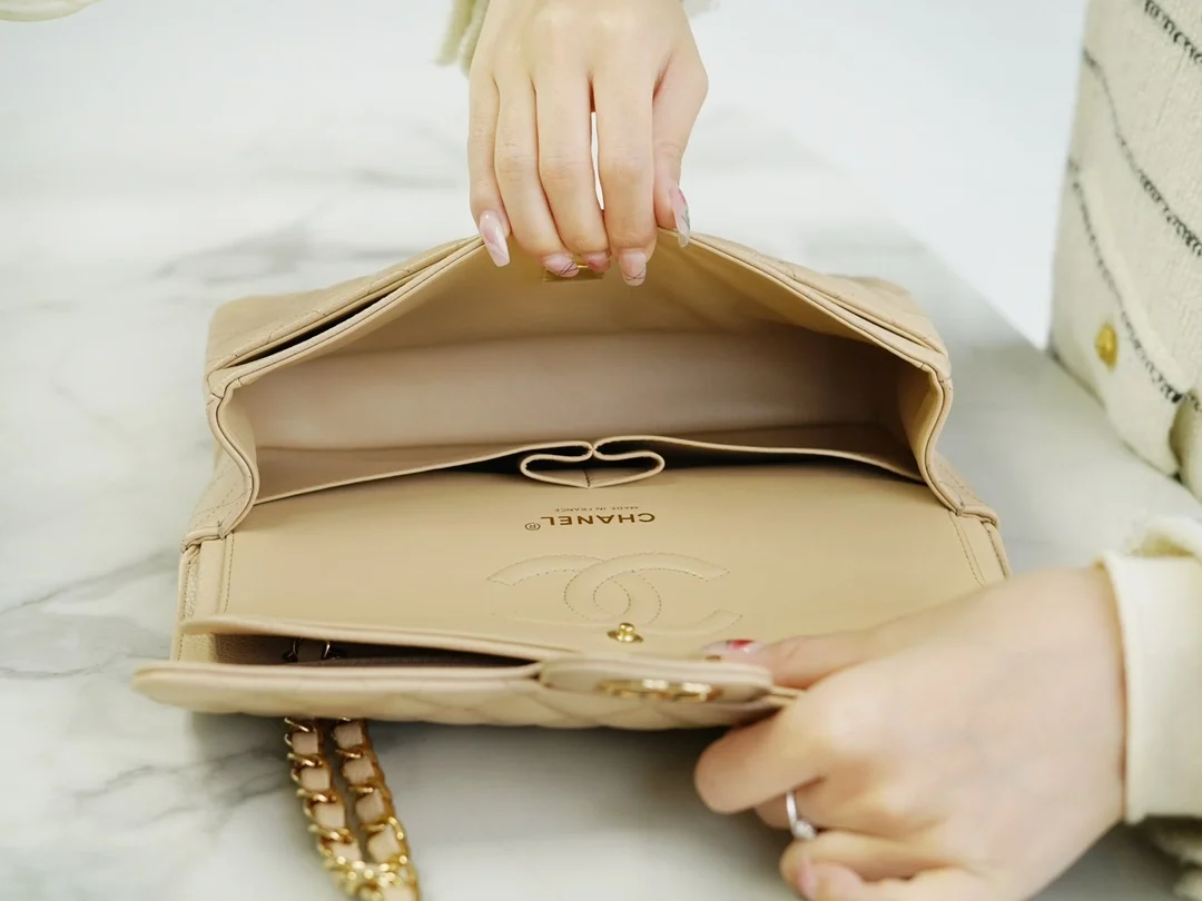 클래식 미디움 카프스킨 베이지 골드 상세