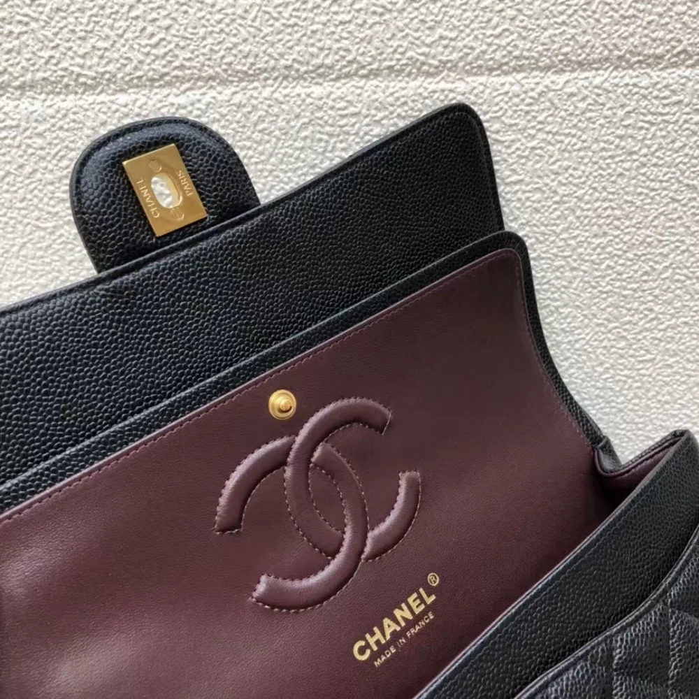 클래식 캐비어 미듐 금장 상세