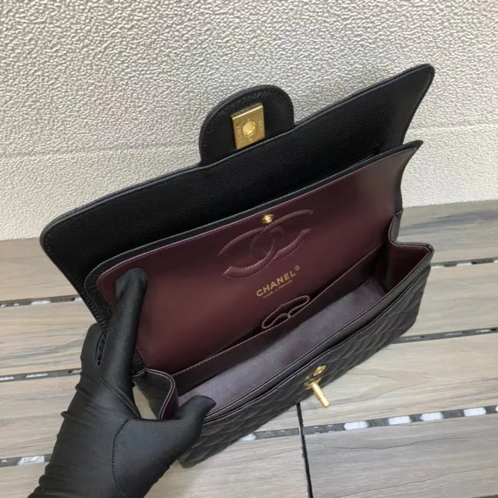 클래식 캐비어 미듐 금장 상세