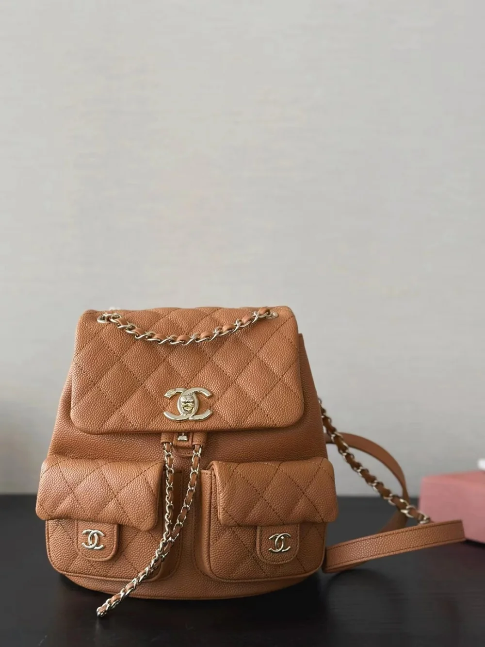 투포켓 듀마 백팩 스몰 브라운  (17.5 * 16.5 * 10) 상세