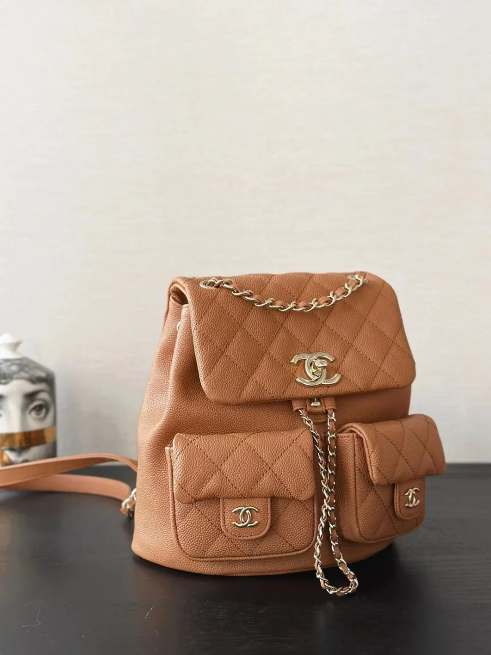 투포켓 듀마 백팩 스몰 브라운  (17.5 * 16.5 * 10) 상세