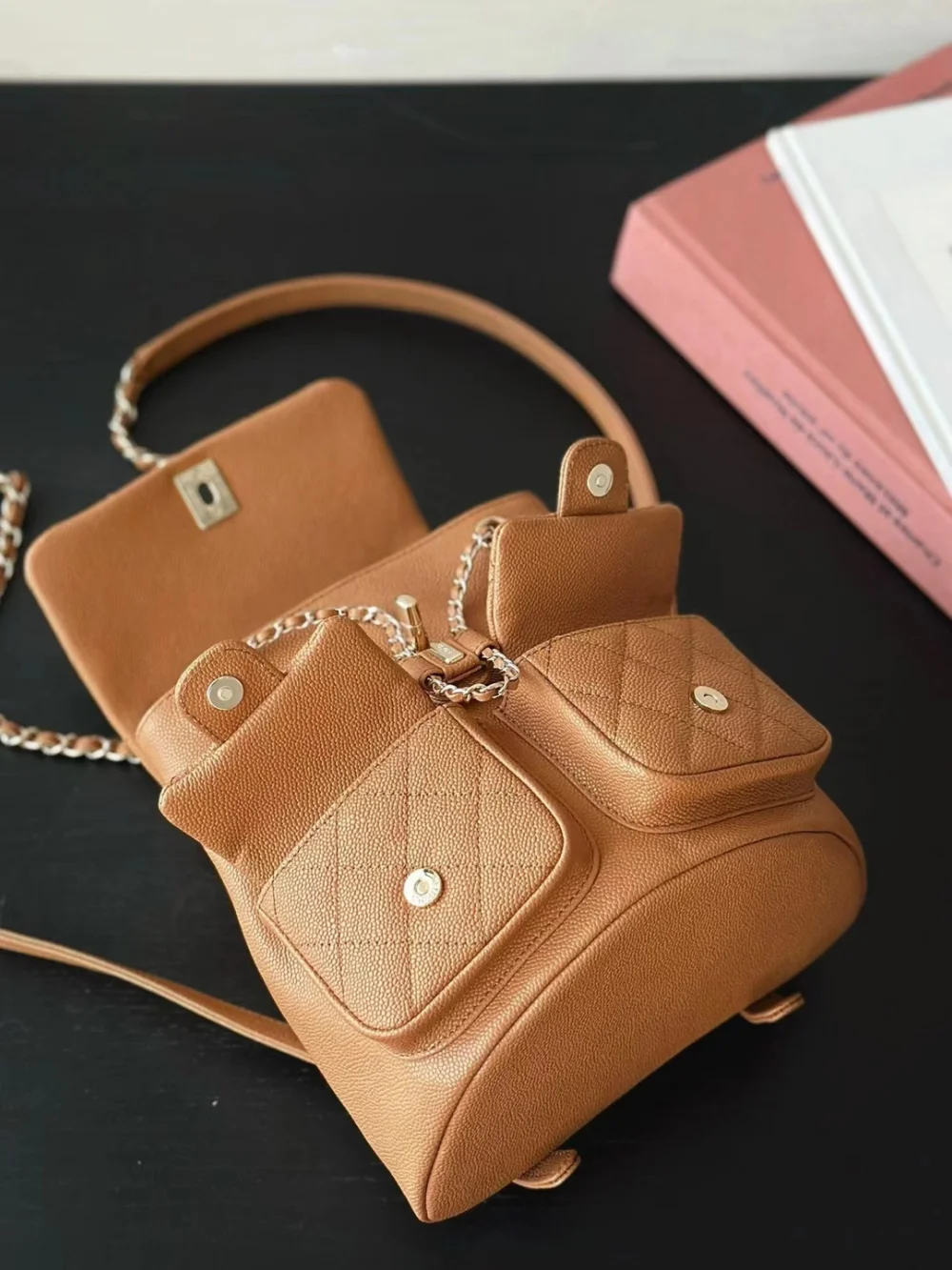 투포켓 듀마 백팩 스몰 브라운  (17.5 * 16.5 * 10) 상세