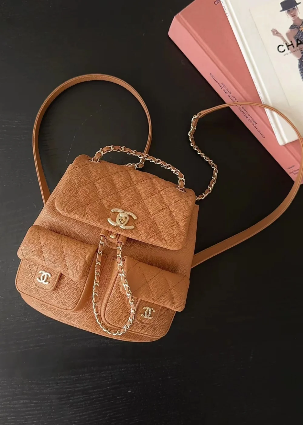 투포켓 듀마 백팩 스몰 브라운  (17.5 * 16.5 * 10) 상세