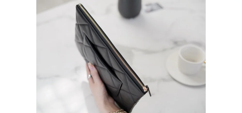 19 미듐 블랙 클러치백 금장 상세