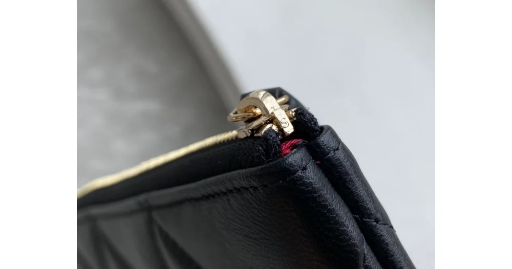 19 미듐 블랙 클러치백 금장 상세