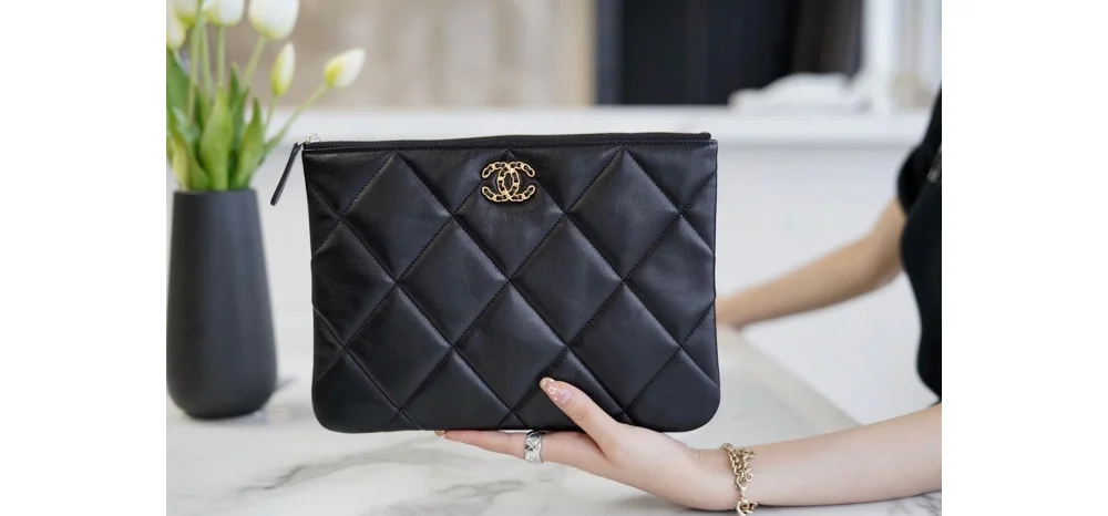 19 미듐 블랙 클러치백 금장 상세