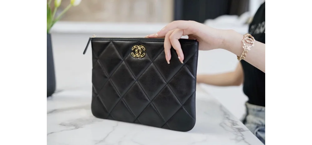 19 미듐 블랙 클러치백 금장 상세