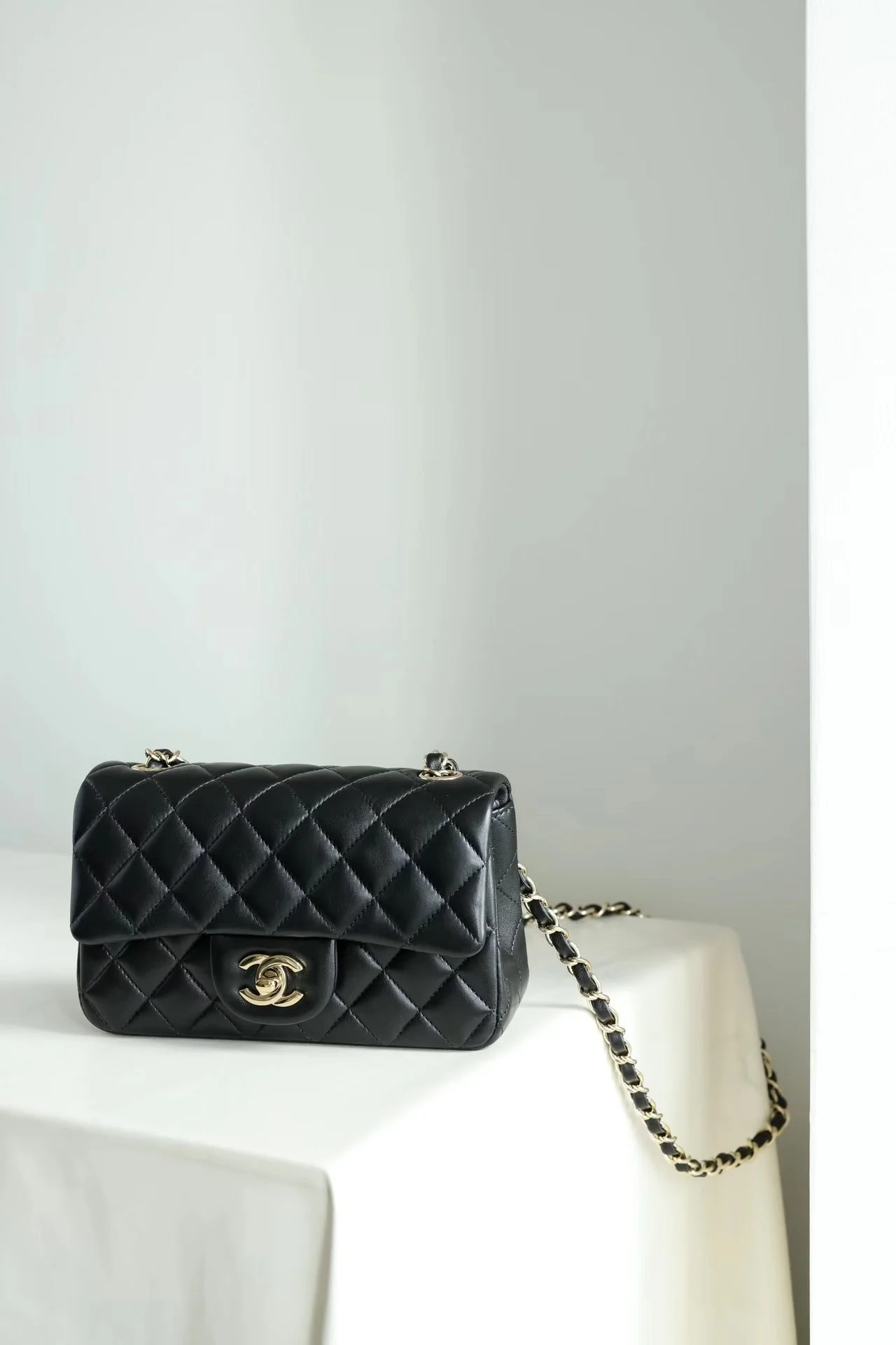 클래식 뉴미니 플랩백 램스킨 샴페인골드 블랙 금장 상세