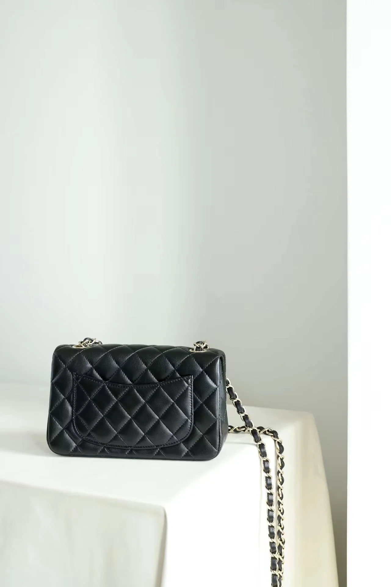 클래식 뉴미니 플랩백 램스킨 샴페인골드 블랙 금장 상세