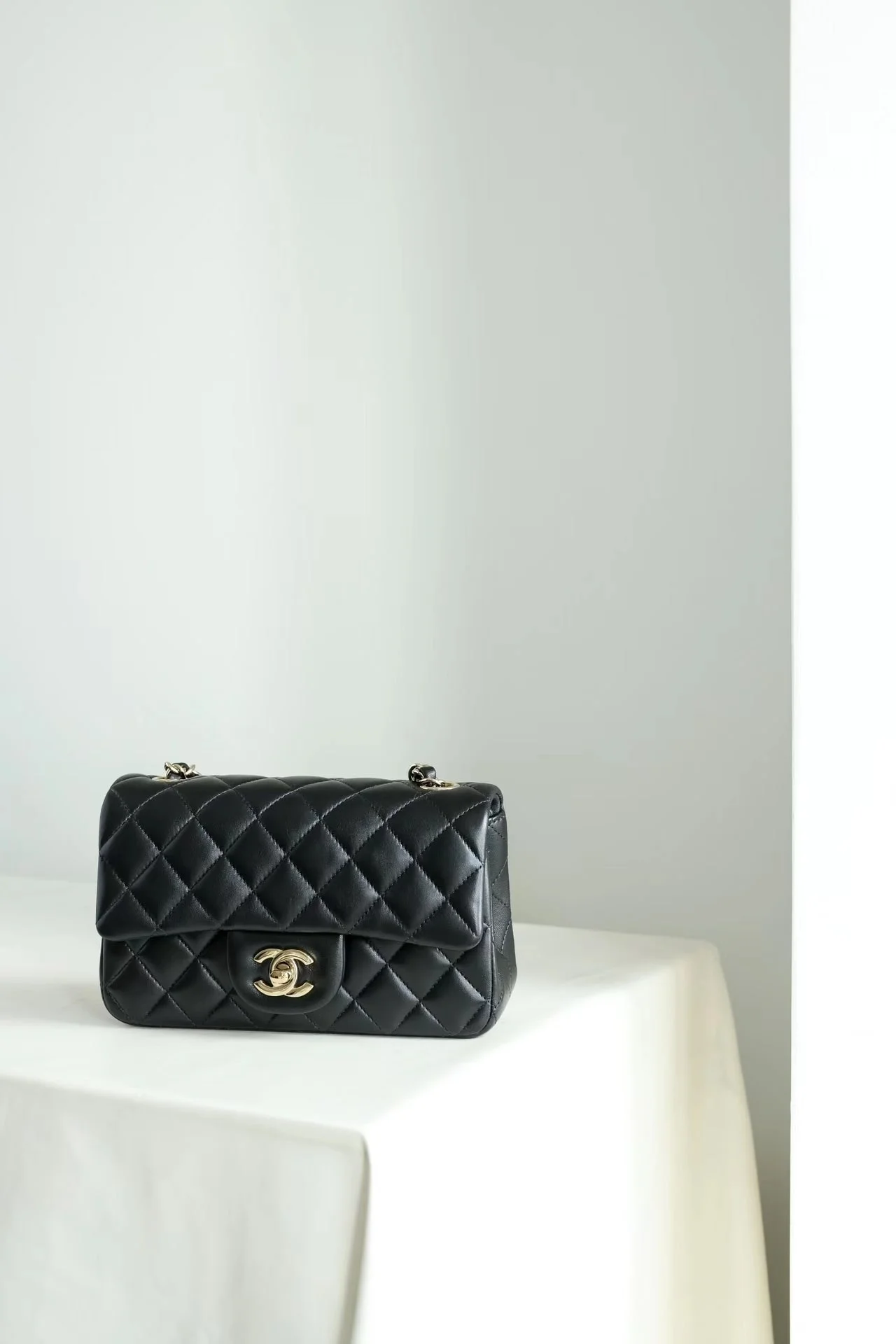 클래식 뉴미니 플랩백 램스킨 샴페인골드 블랙 금장 상세