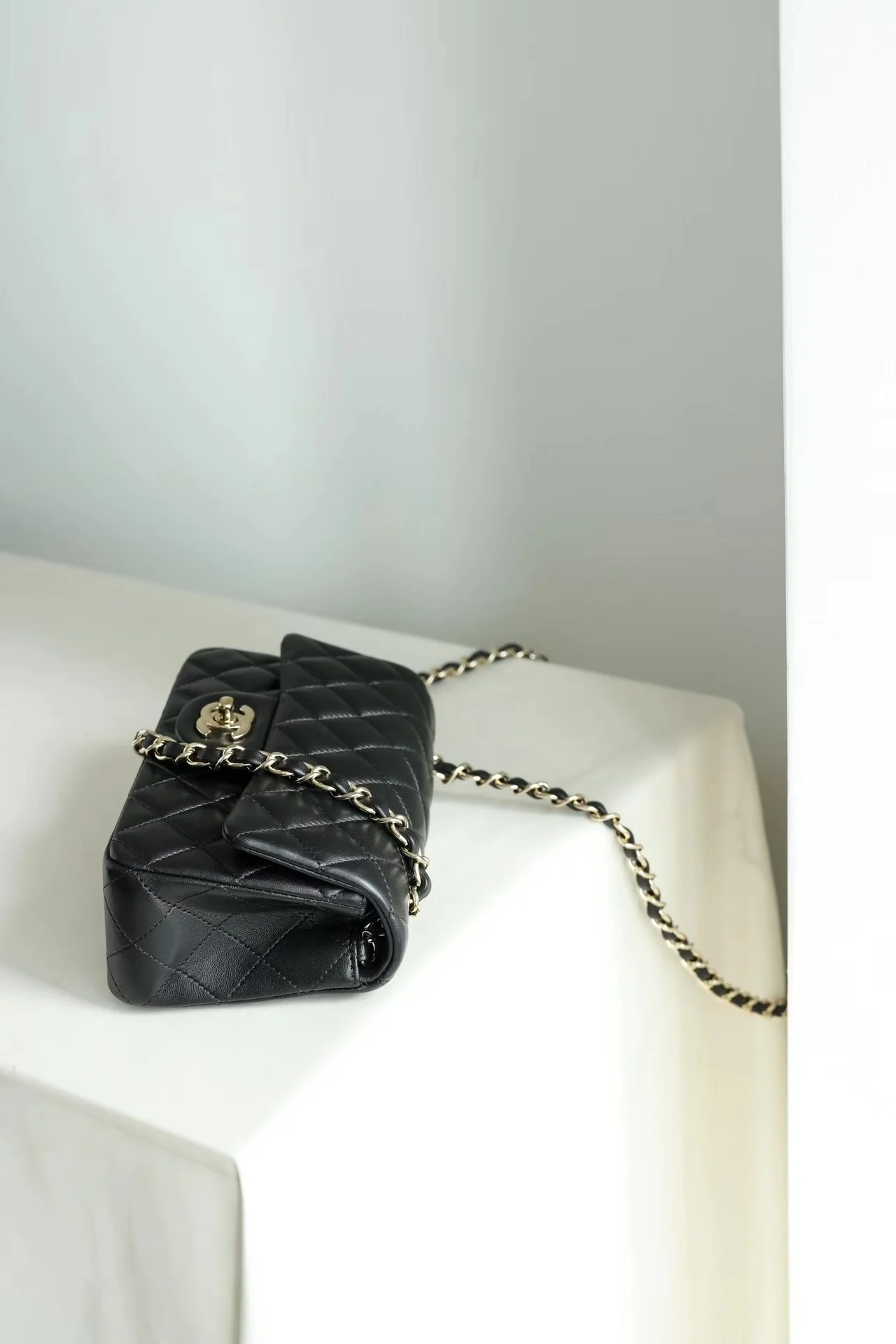 클래식 뉴미니 플랩백 램스킨 샴페인골드 블랙 금장 상세