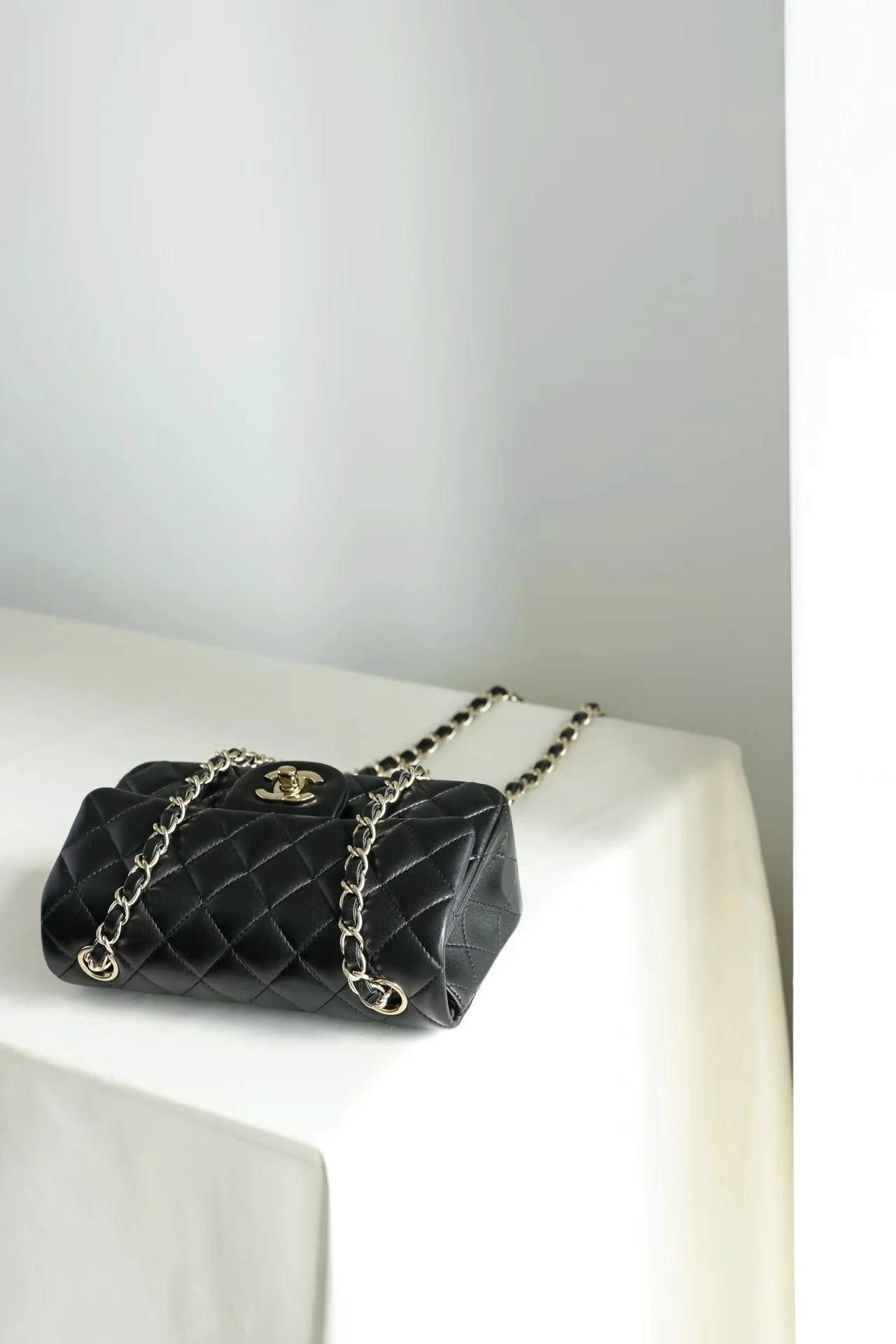 클래식 뉴미니 플랩백 램스킨 샴페인골드 블랙 금장 상세