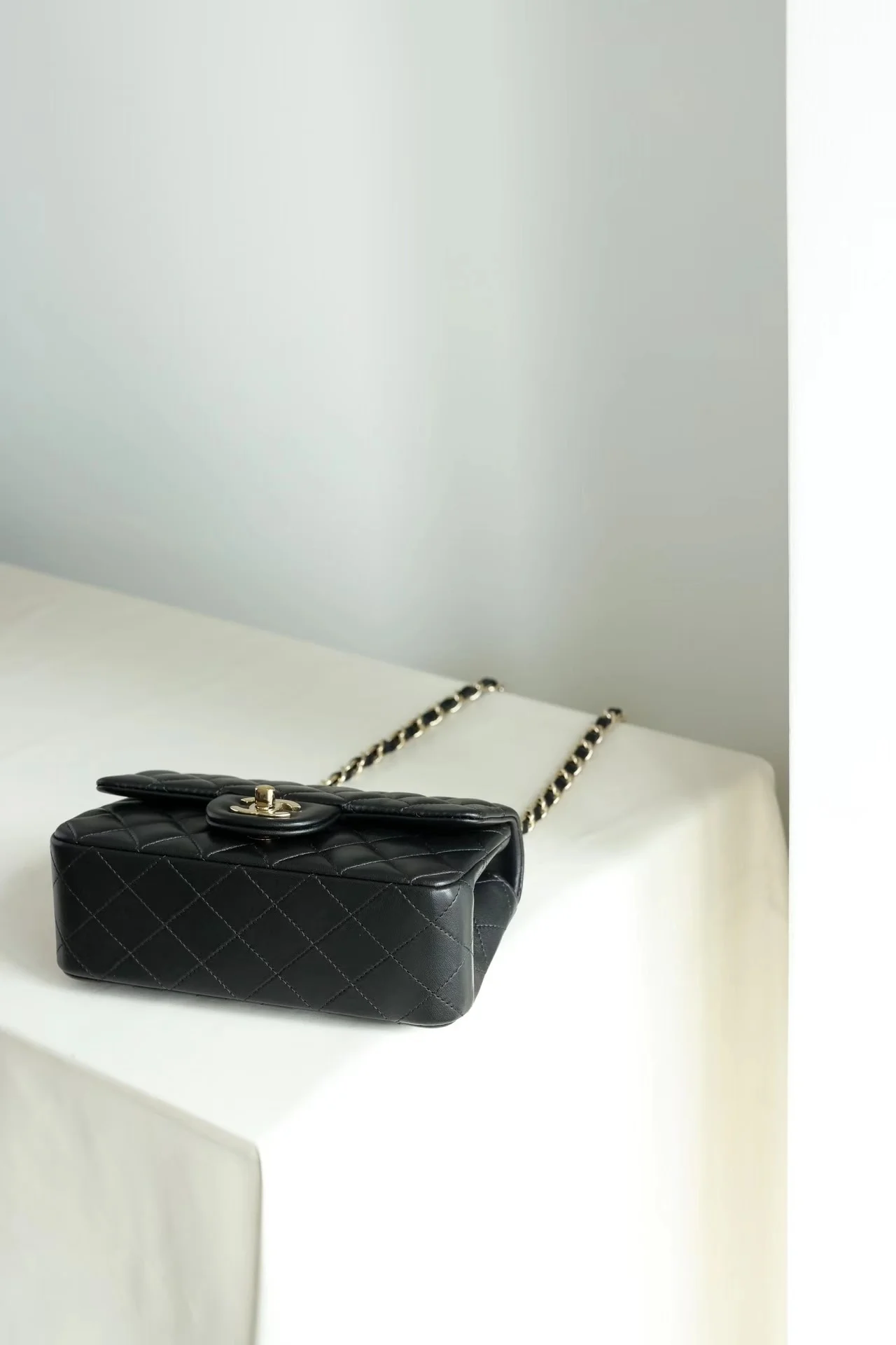 클래식 뉴미니 플랩백 램스킨 샴페인골드 블랙 금장 상세