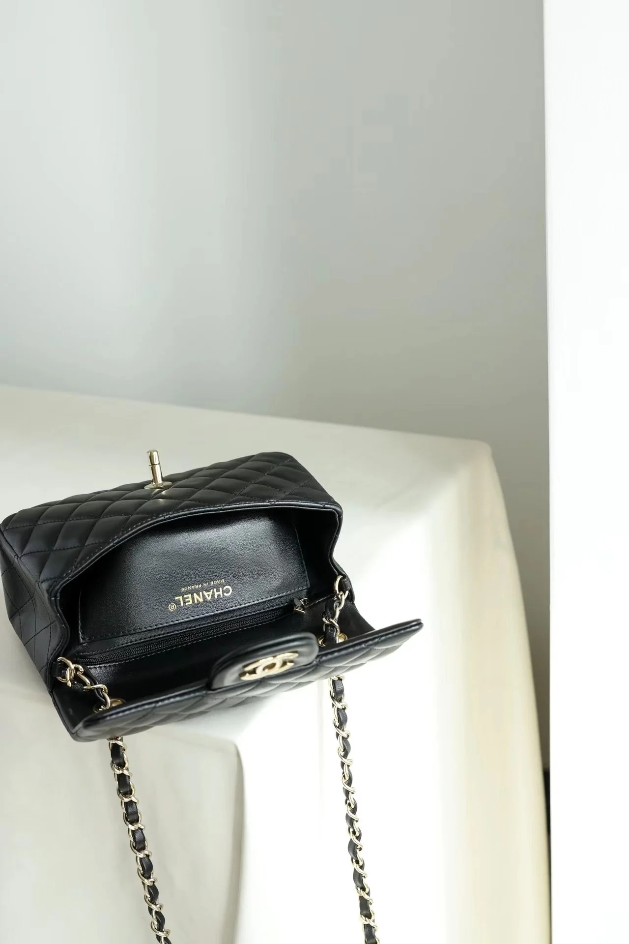 클래식 뉴미니 플랩백 램스킨 샴페인골드 블랙 금장 상세