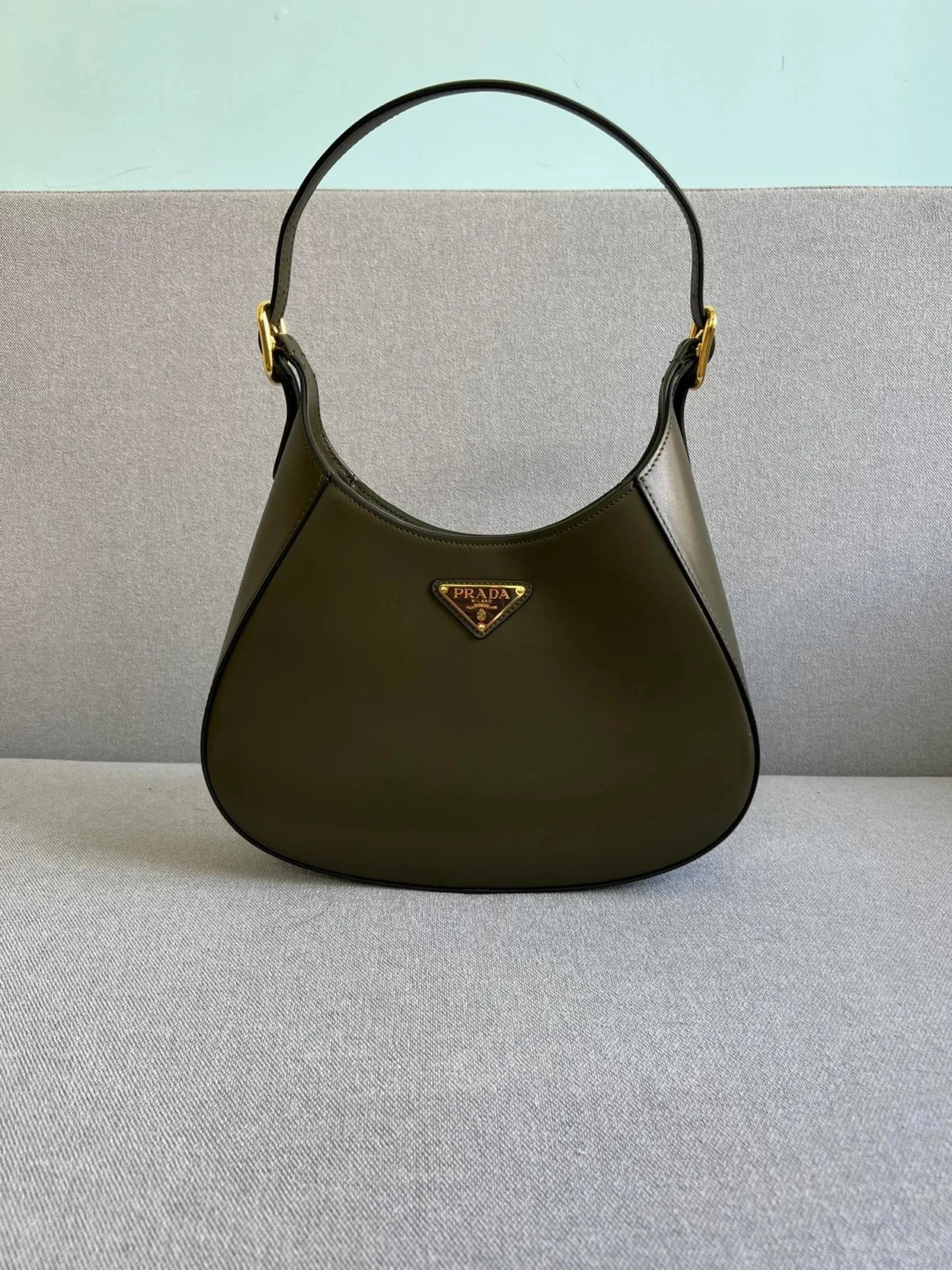 미디엄 클레오 레더 숄더백 카키 상세