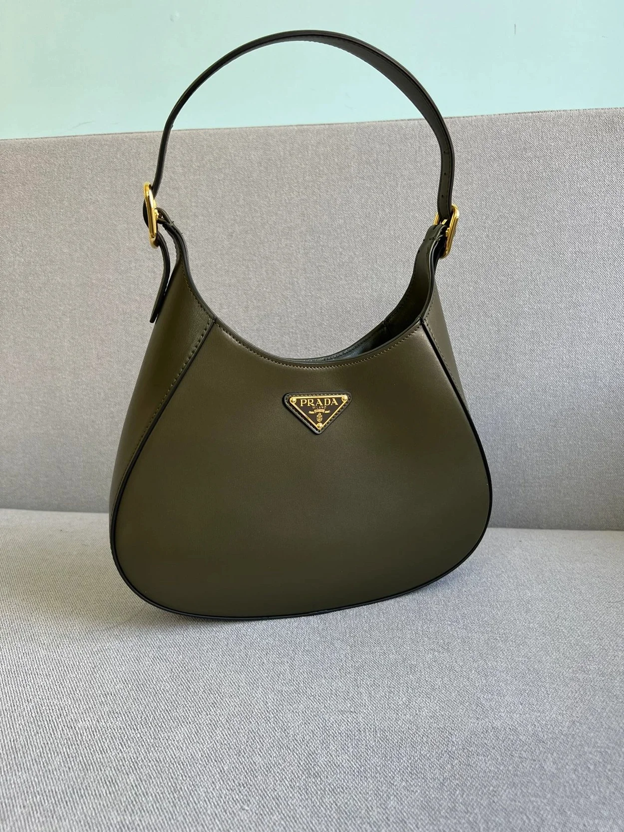 미디엄 클레오 레더 숄더백 카키 상세