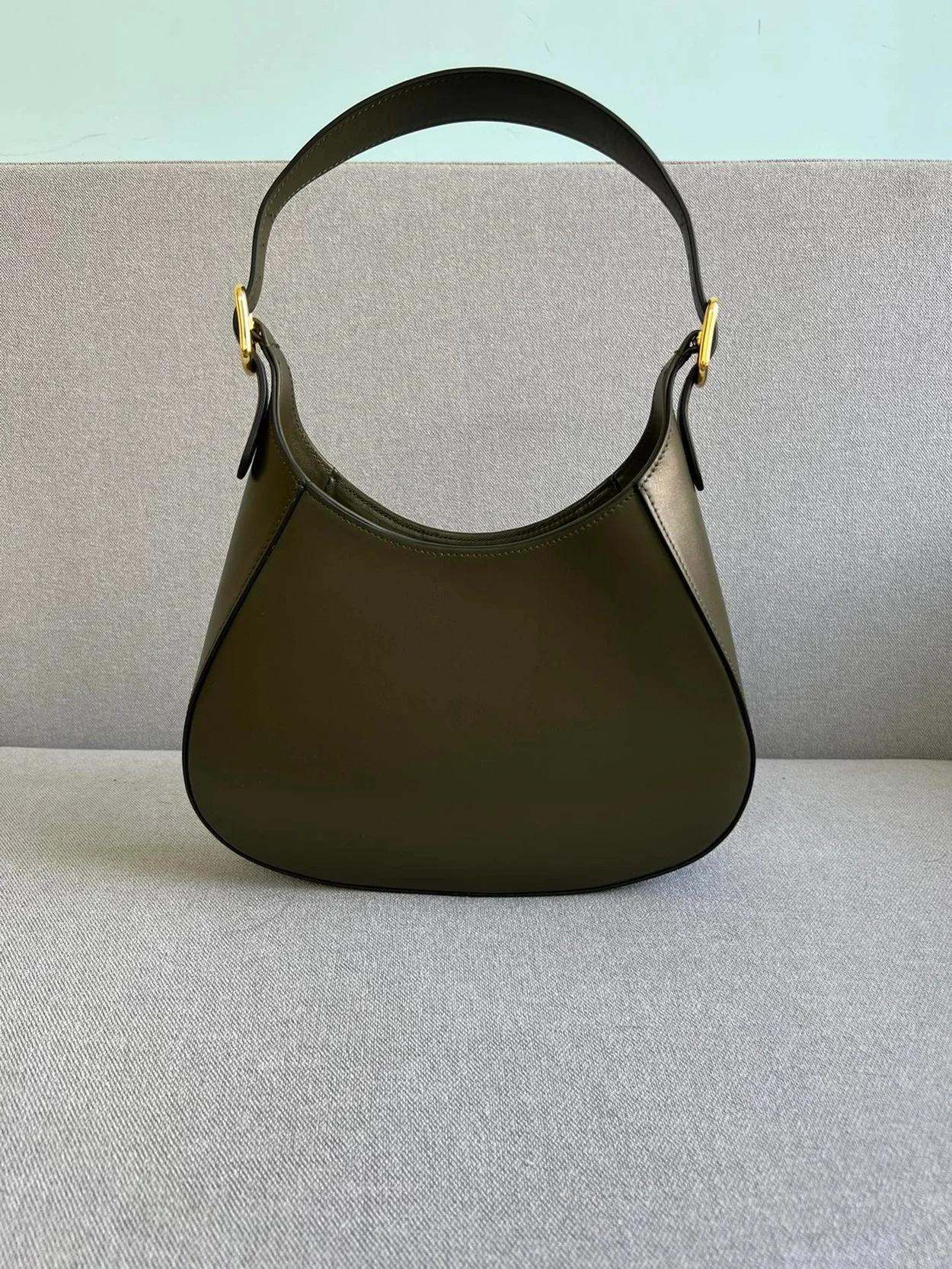 미디엄 클레오 레더 숄더백 카키 상세