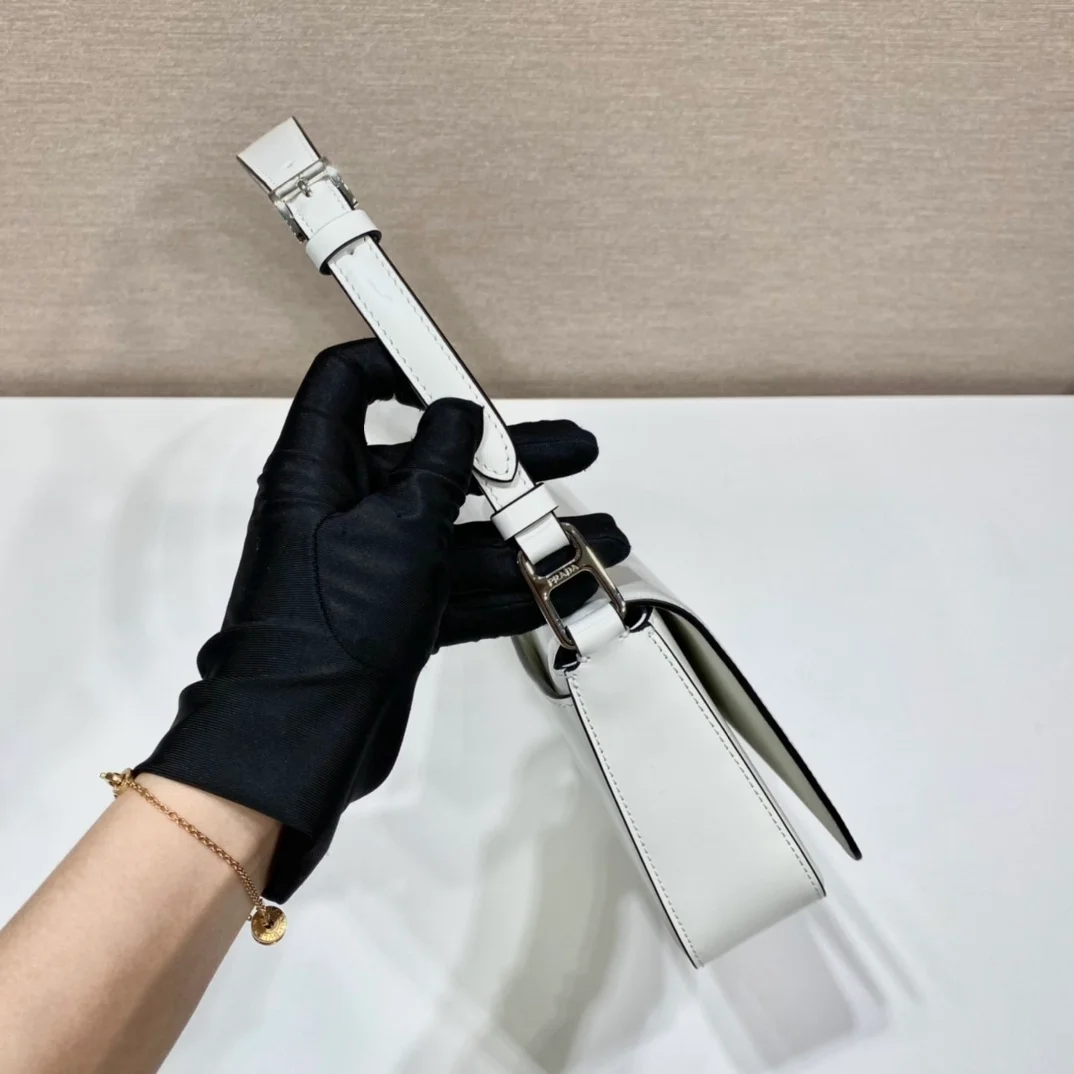 브러쉬드 레더 숄더백 화이트 상세