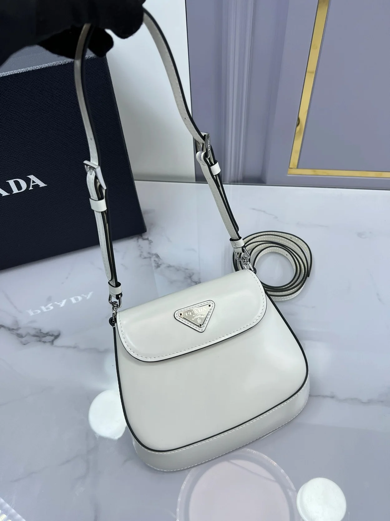 클레오 브러쉬드 레더 플랩 미니백 화이트 상세