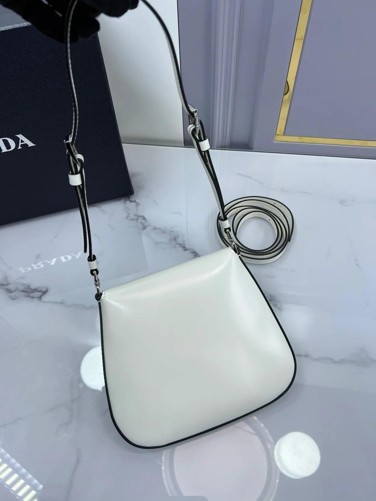 클레오 브러쉬드 레더 플랩 미니백 화이트 상세