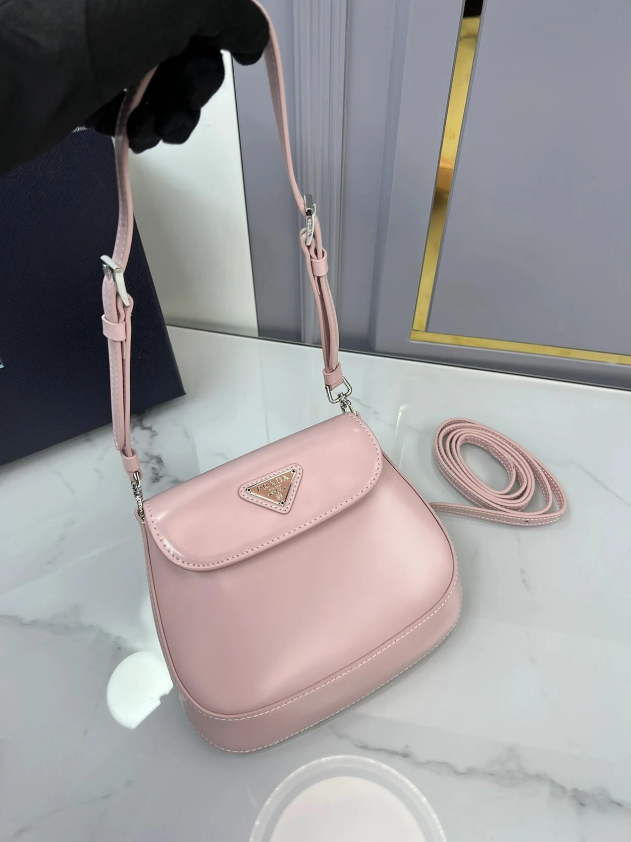 클레오 브러쉬드 레더 플랩 미니백 핑크 상세