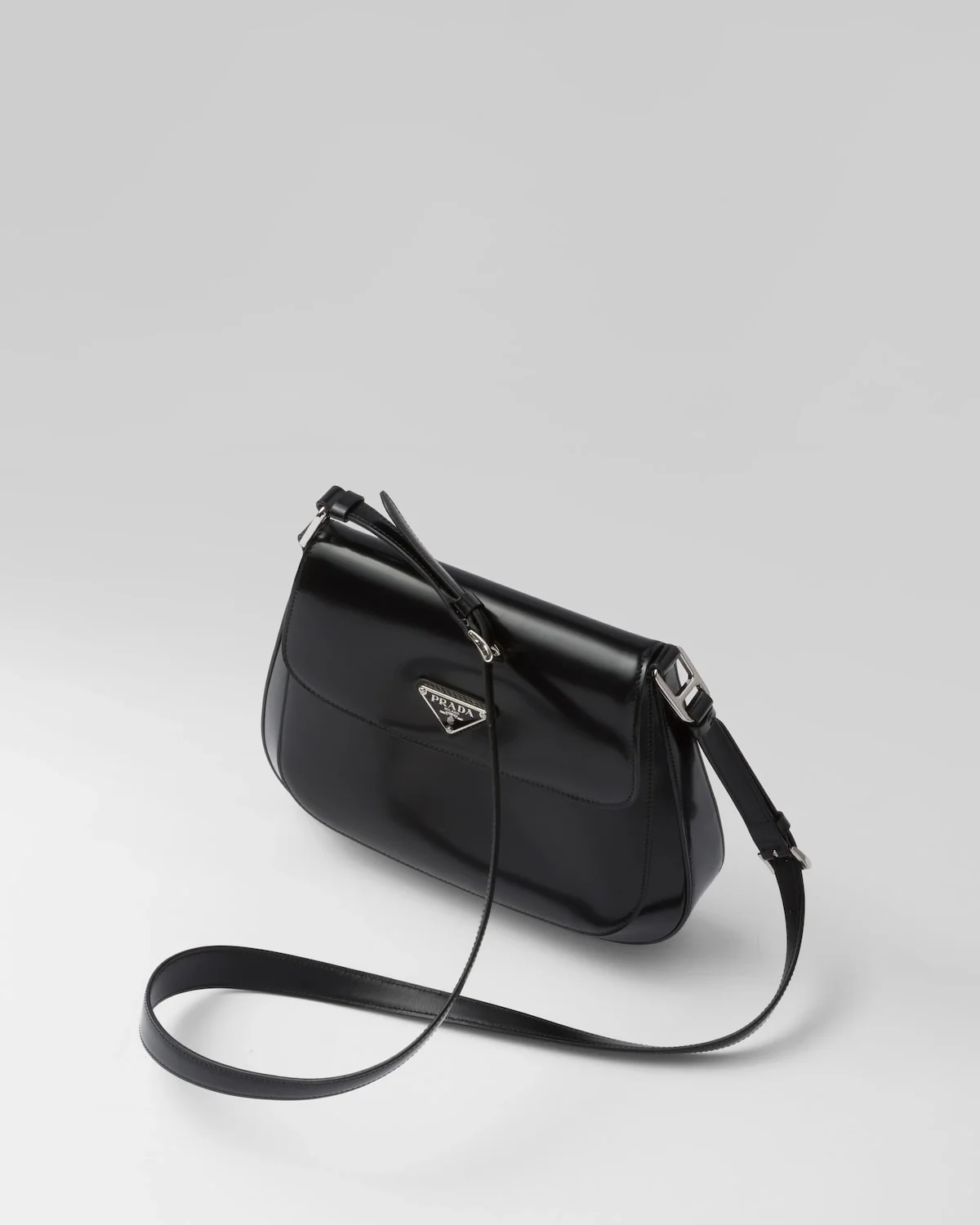 클레오 브러쉬드 레더 플랩 숄더백 블랙 상세