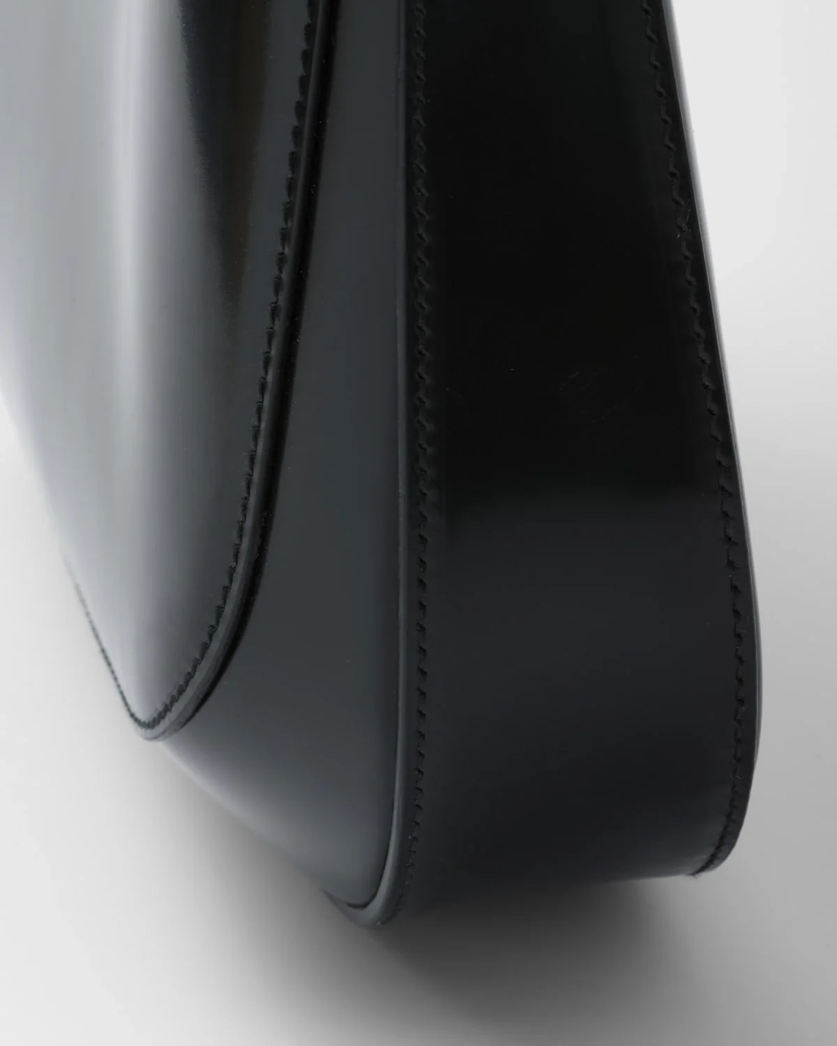 클레오 브러쉬드 레더 플랩 숄더백 블랙 상세