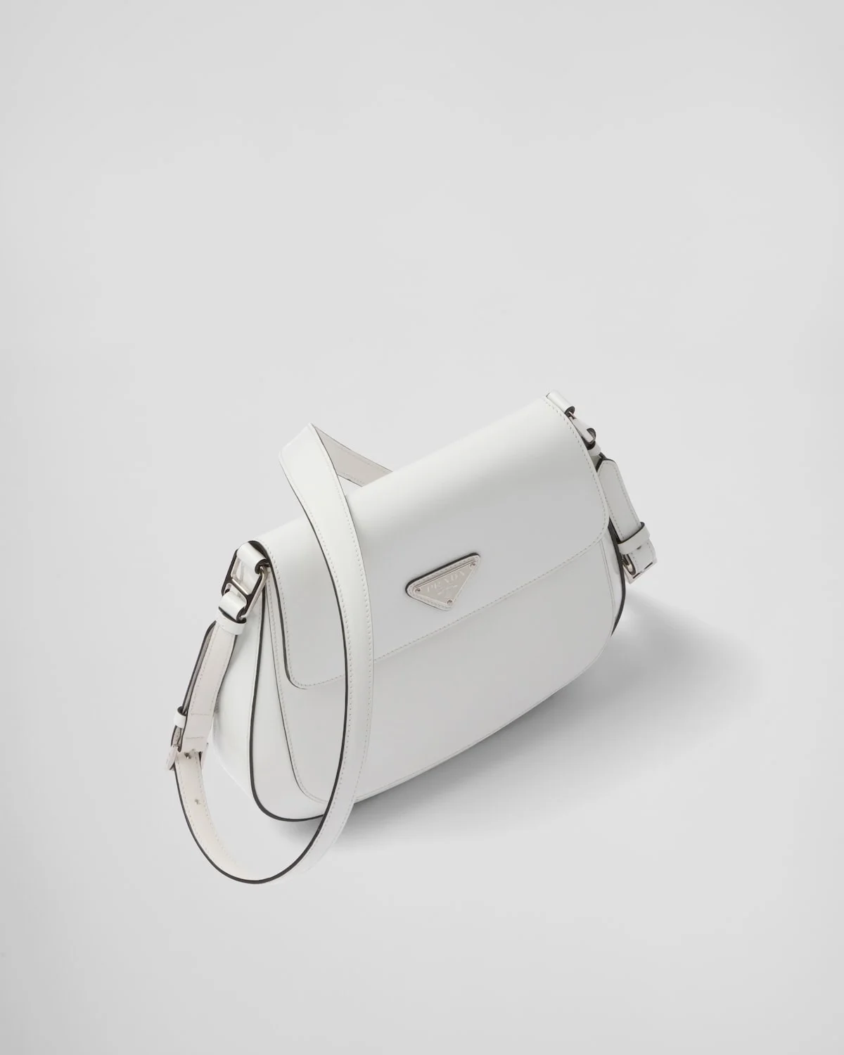 클레오 브러쉬드 레더 플랩 숄더백 화이트 상세