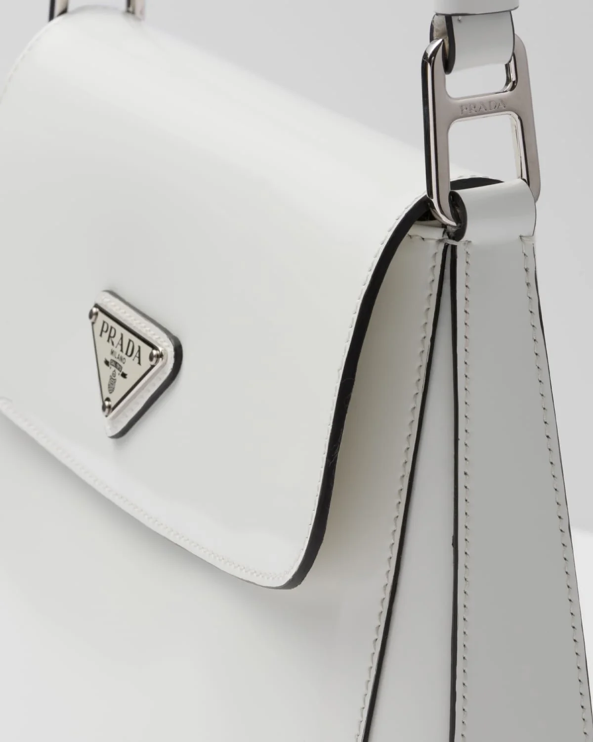 클레오 브러쉬드 레더 플랩 숄더백 화이트 상세