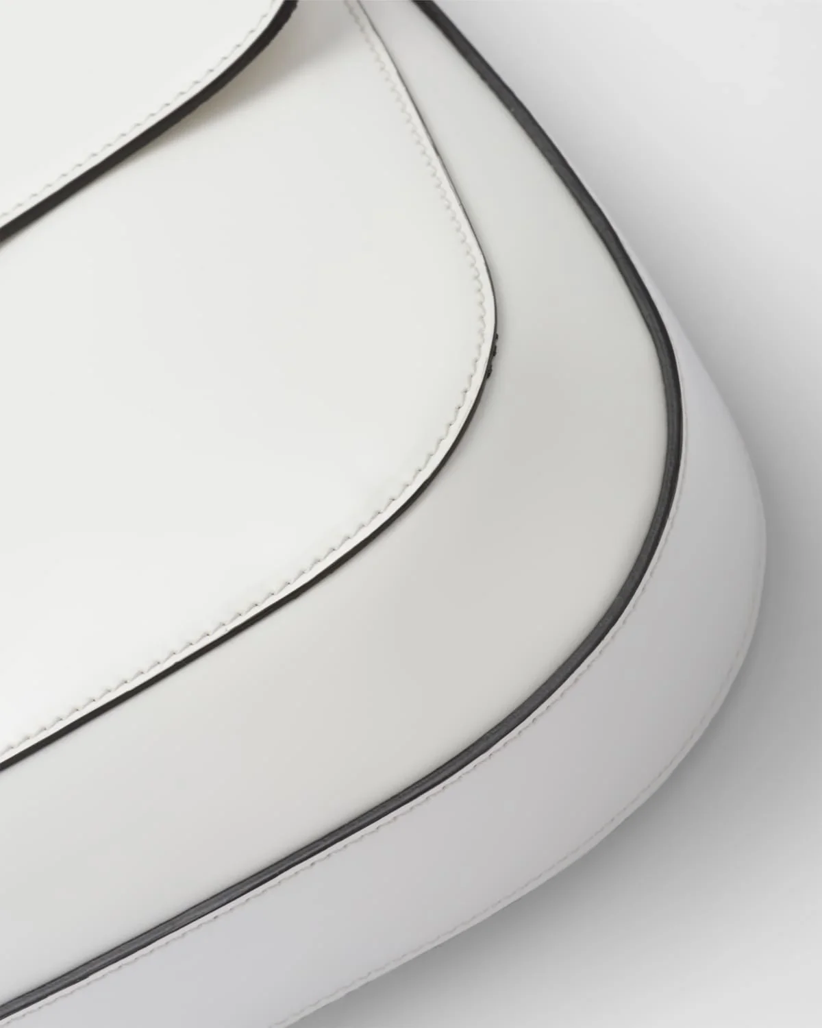 클레오 브러쉬드 레더 플랩 숄더백 화이트 상세